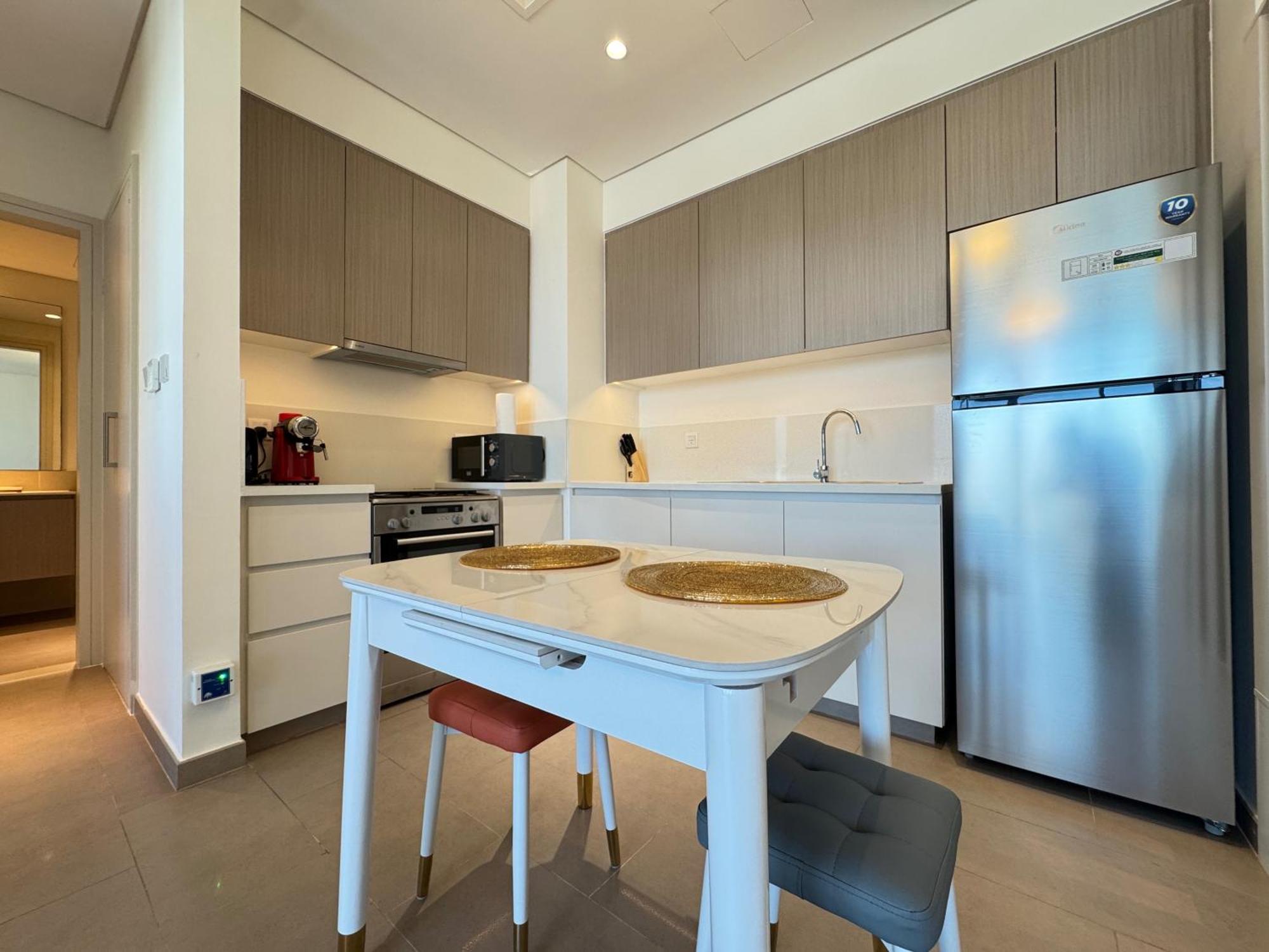 Modern 1br In Hills With Big Screen Experience Apartment