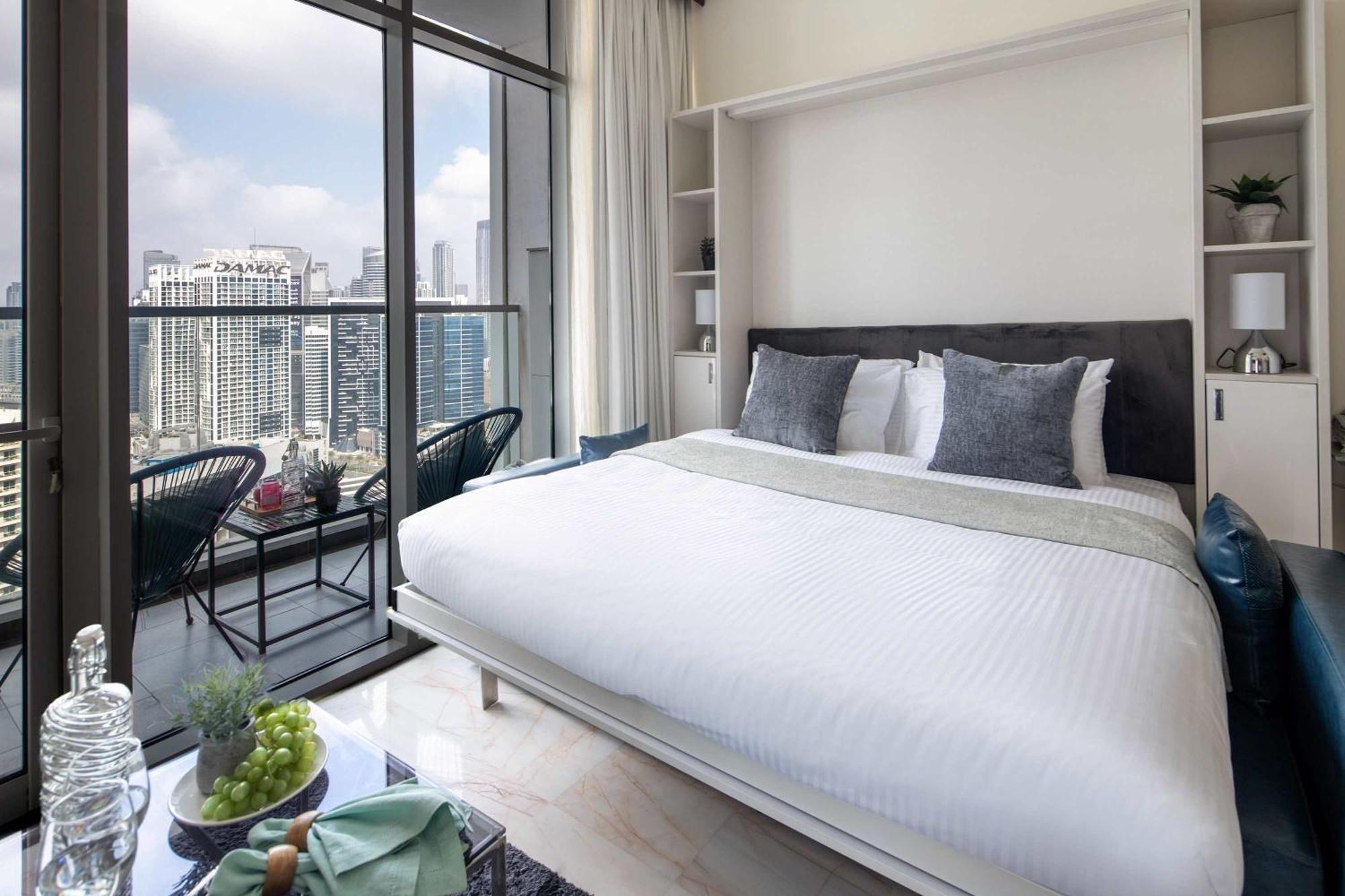 Frank Porter - Bayz Tower Apartment *