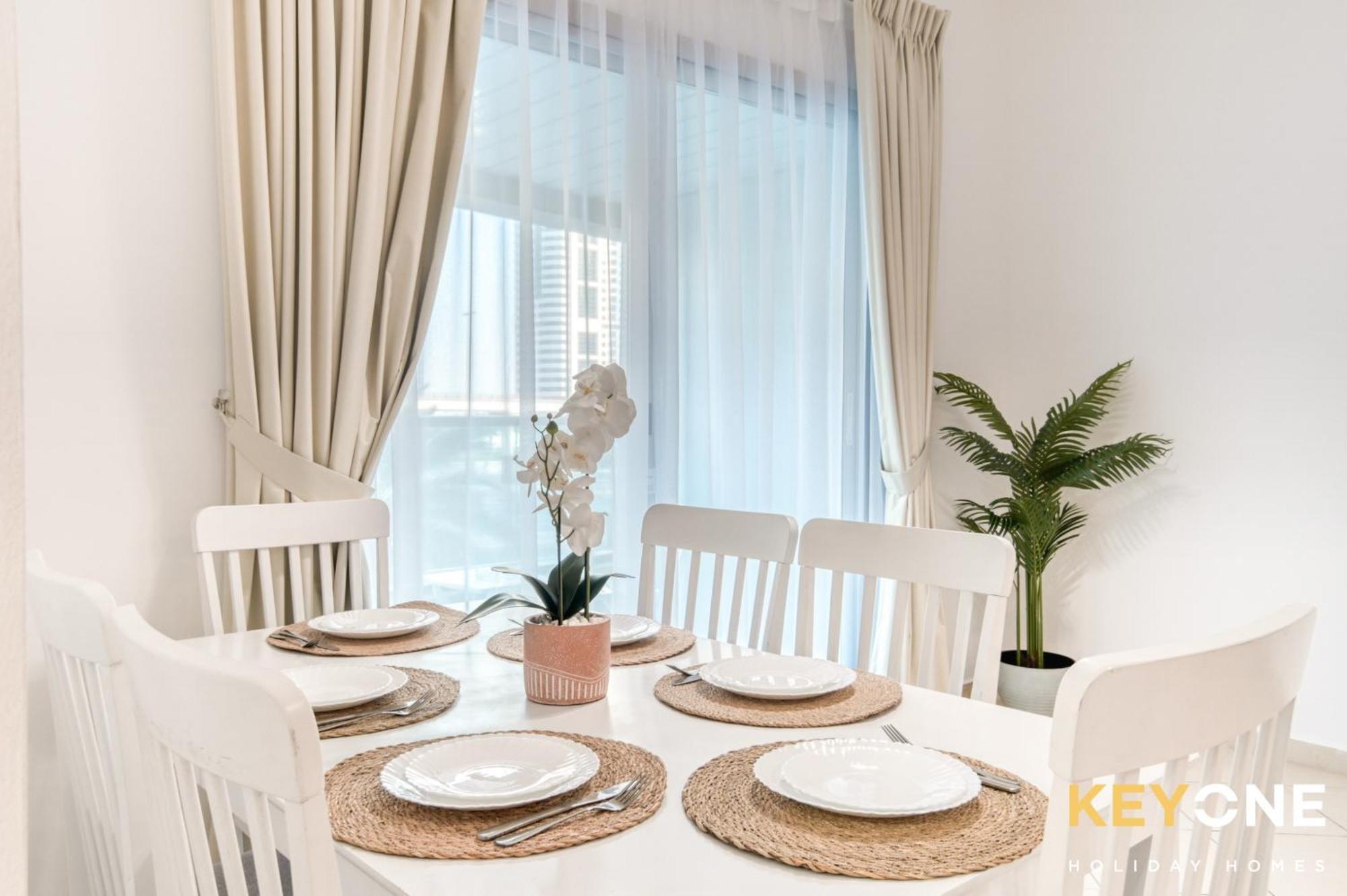 Elegant Two Bedroom In Marina Apartment