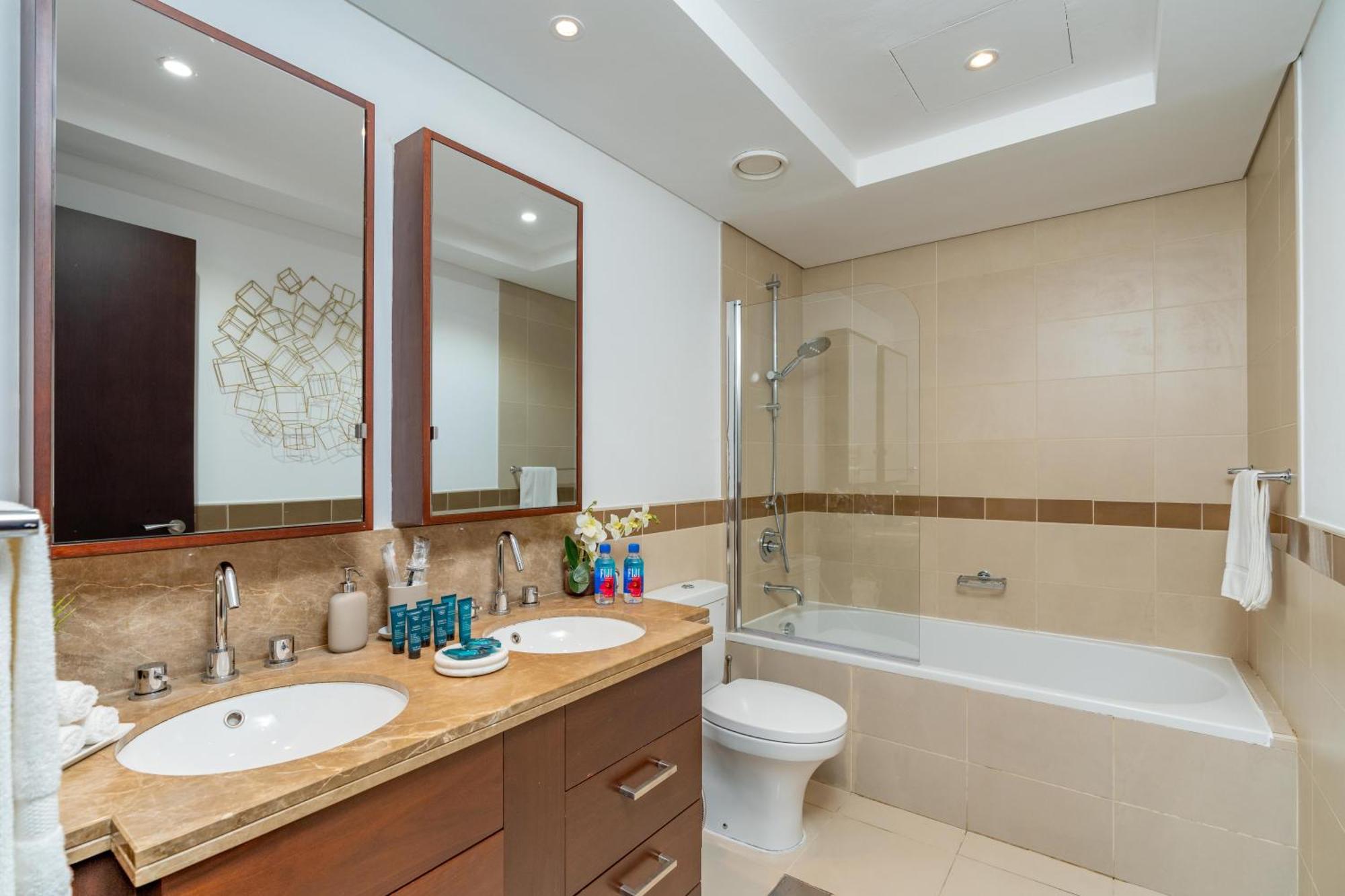 Amazing Views & Location Downtown 1 Br Apartment *