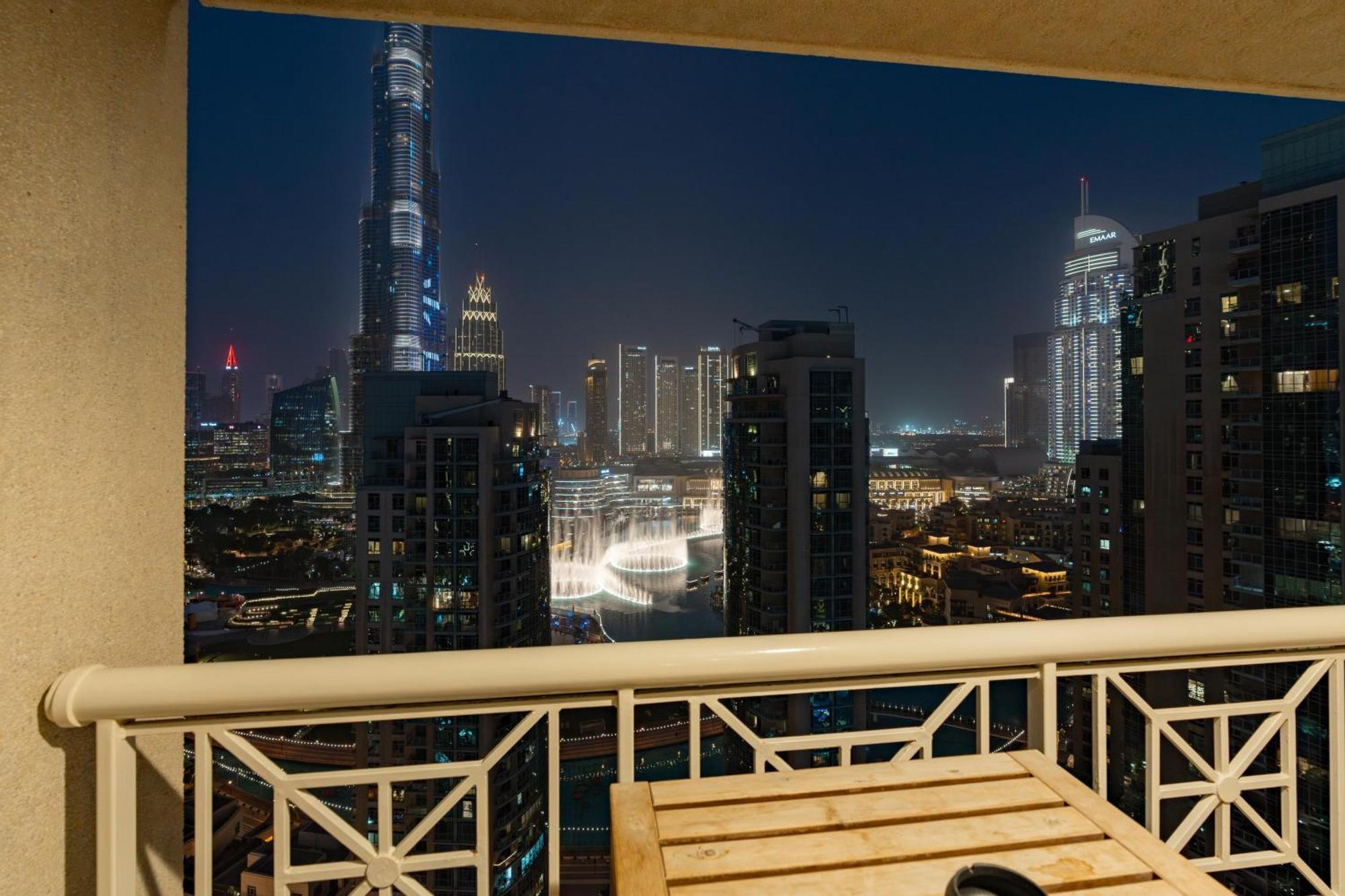 Amazing Views & Location Downtown 1 Br Apartment Dubai
