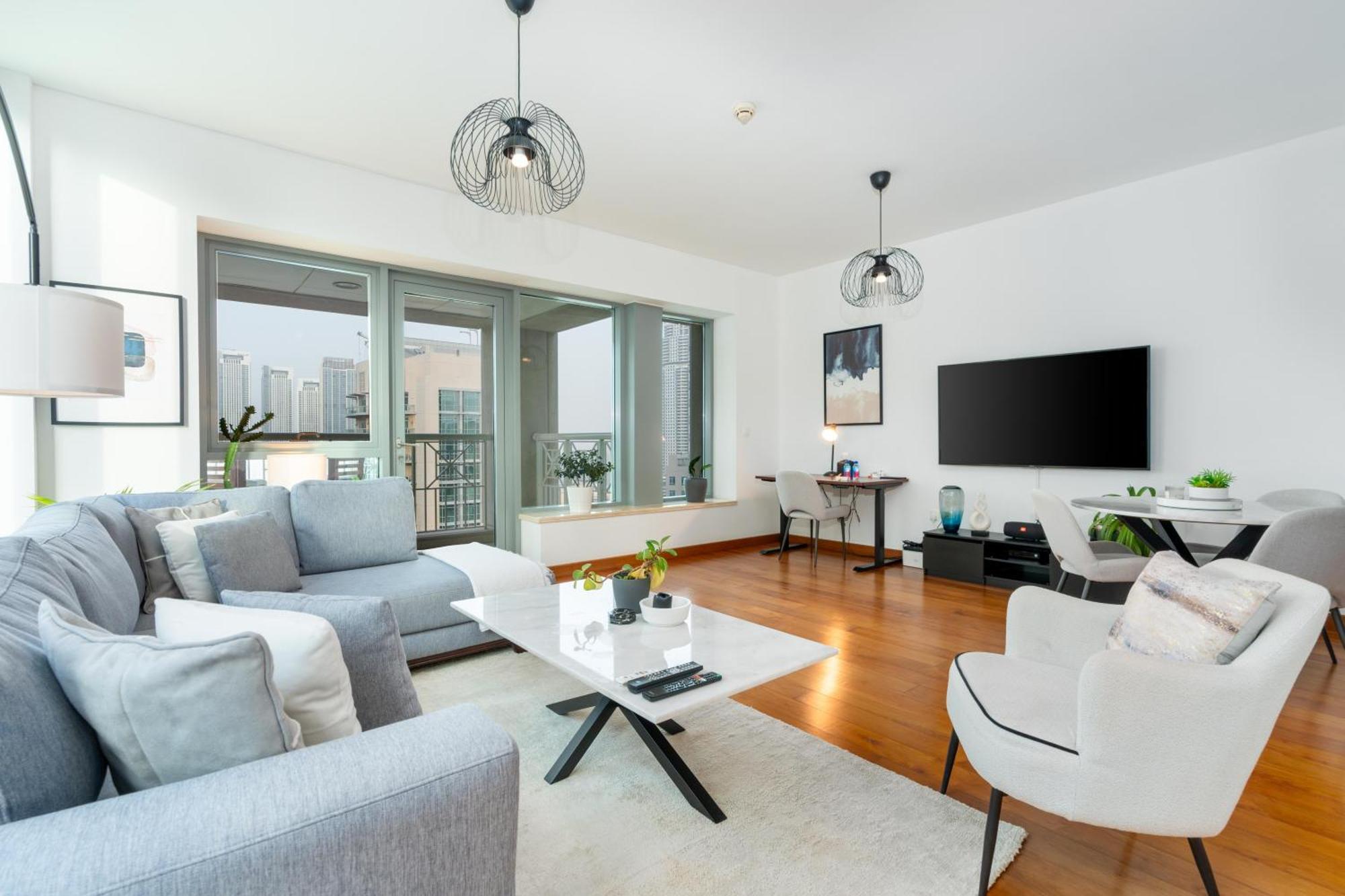 Amazing Views & Location Downtown 1 Br Apartment Dubai