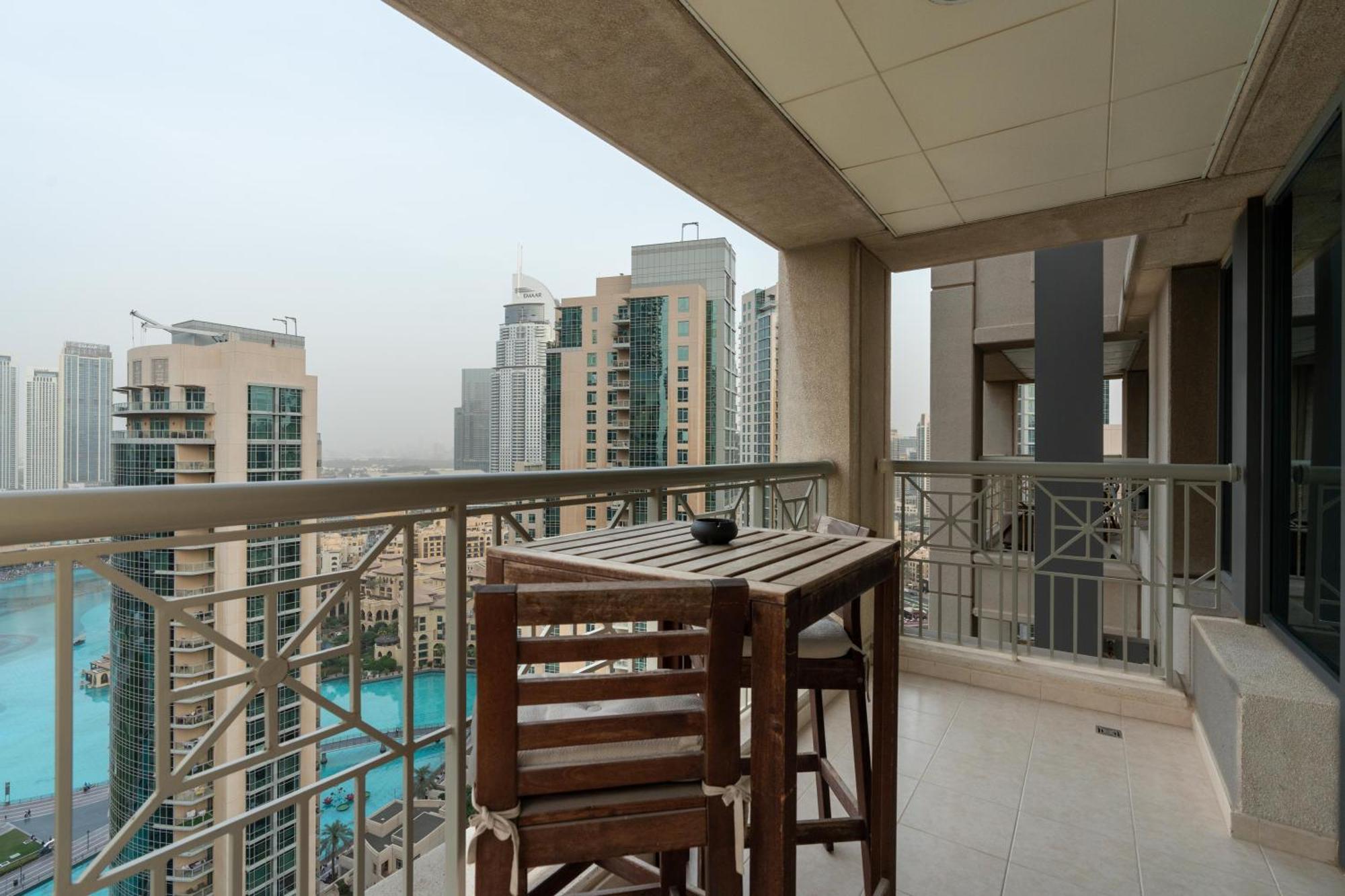 Amazing Views & Location Downtown 1 Br Apartment *