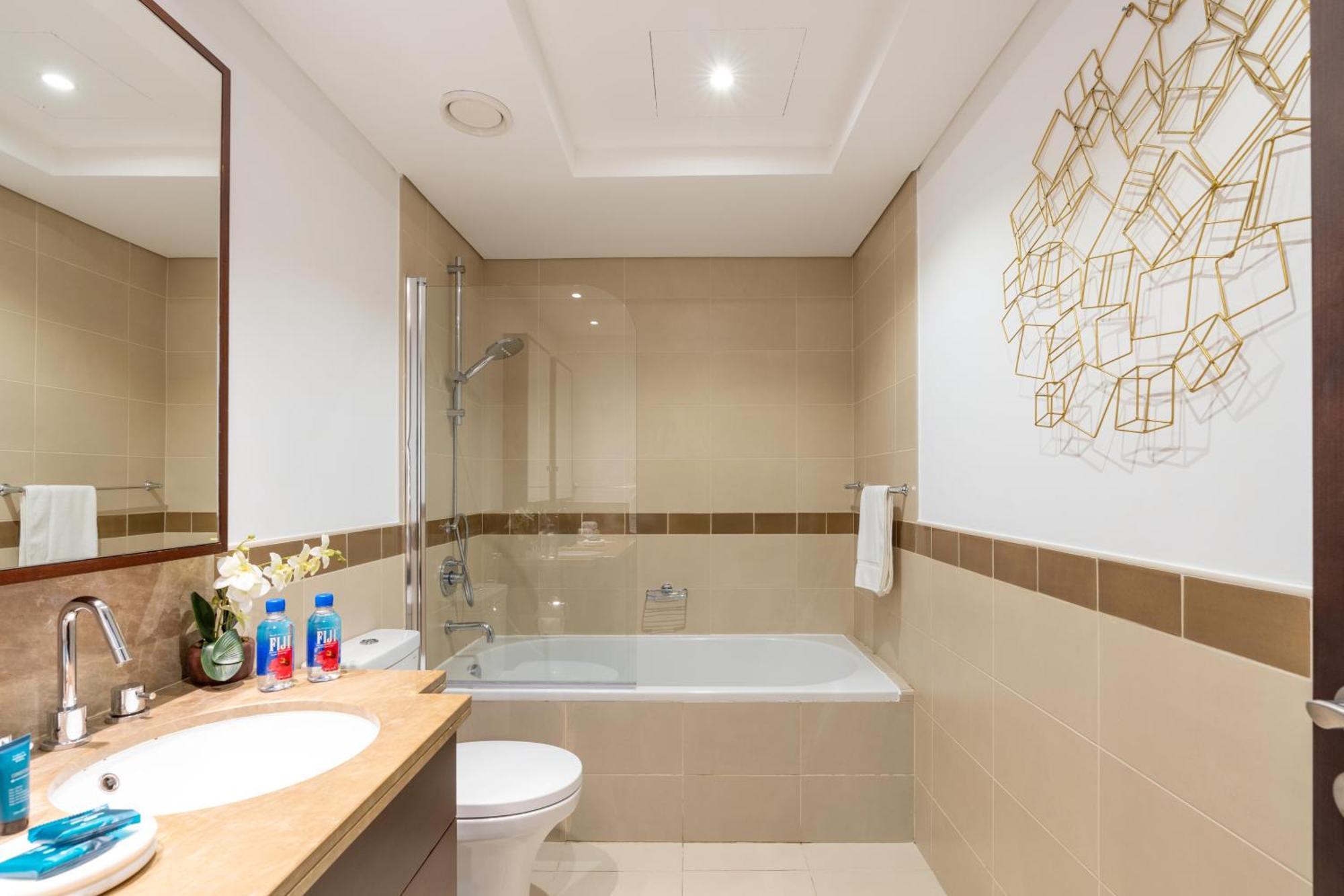 Amazing Views & Location Downtown 1 Br Apartment Dubai