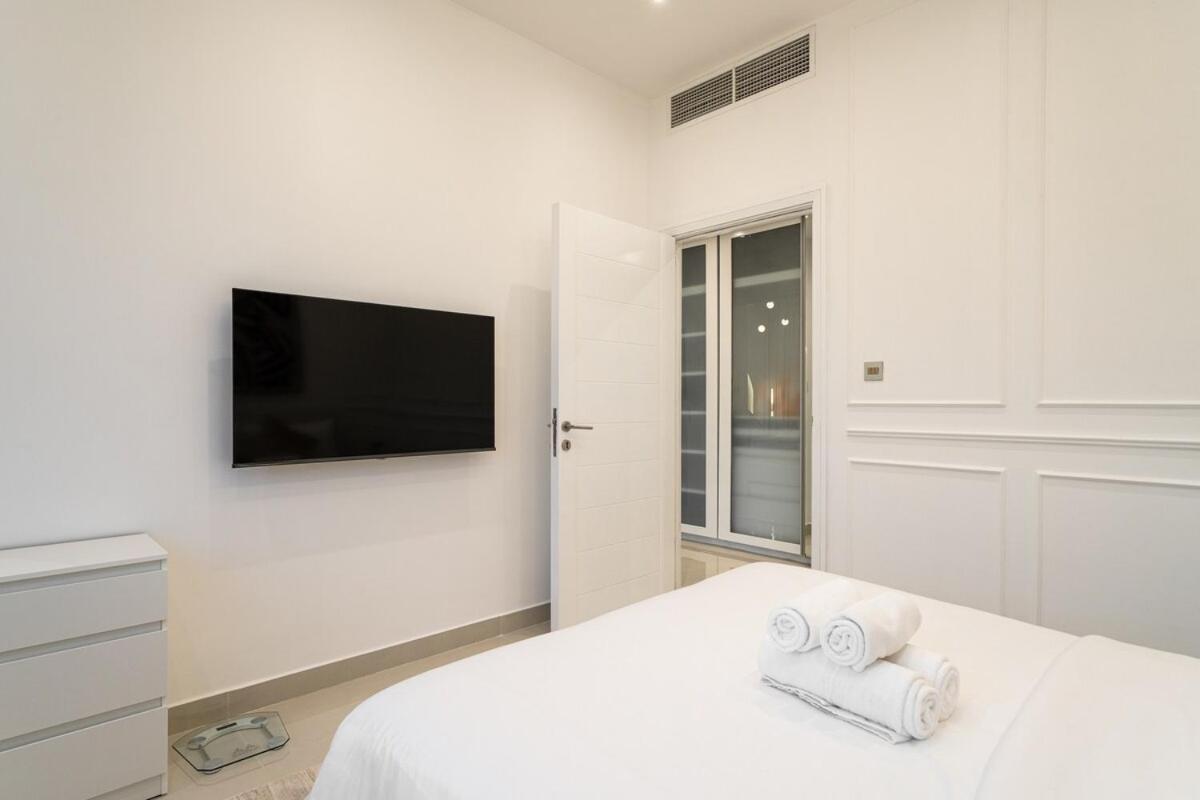 Lux 5br Marina With Jacuzzi, Walk To Beach, Gym Dubai