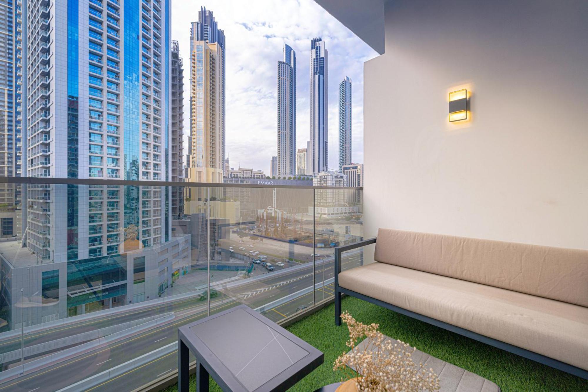 Luxury Near Mall Few Mints Walk Apartment