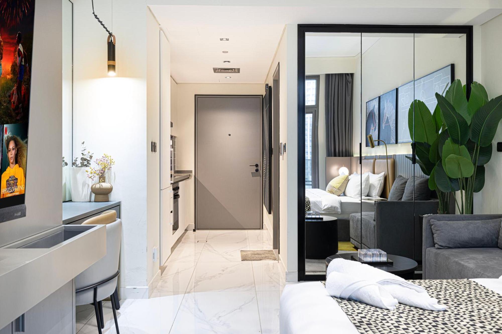 Luxury Near Mall Few Mints Walk *