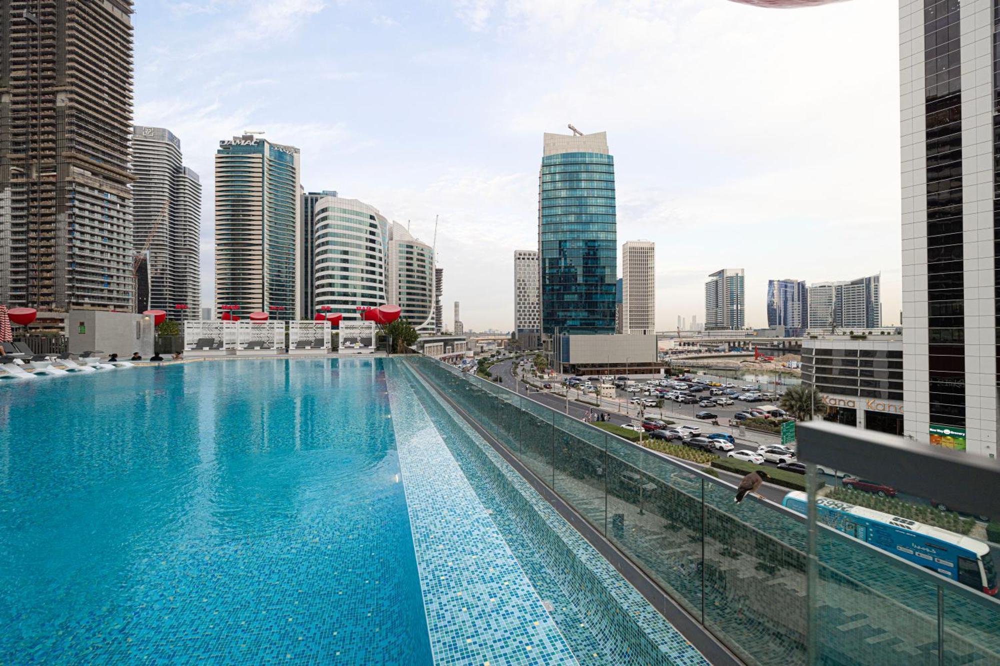 Luxury Near Mall Few Mints Walk Apartment *