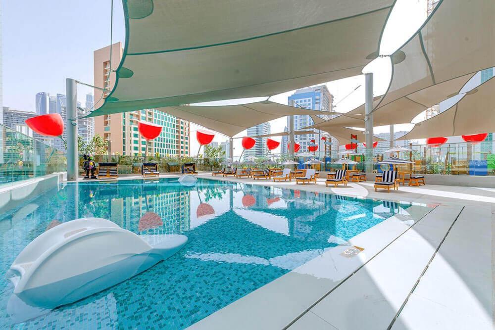 Luxury Near Mall Few Mints Walk Apartment