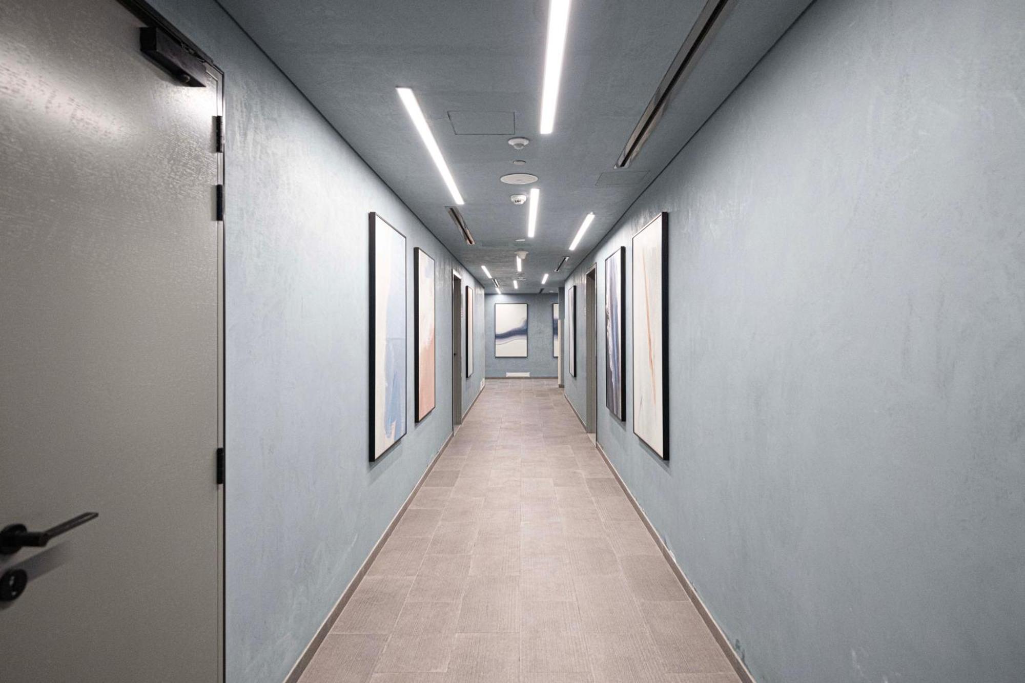 Luxury Near Mall Few Mints Walk Apartment *
