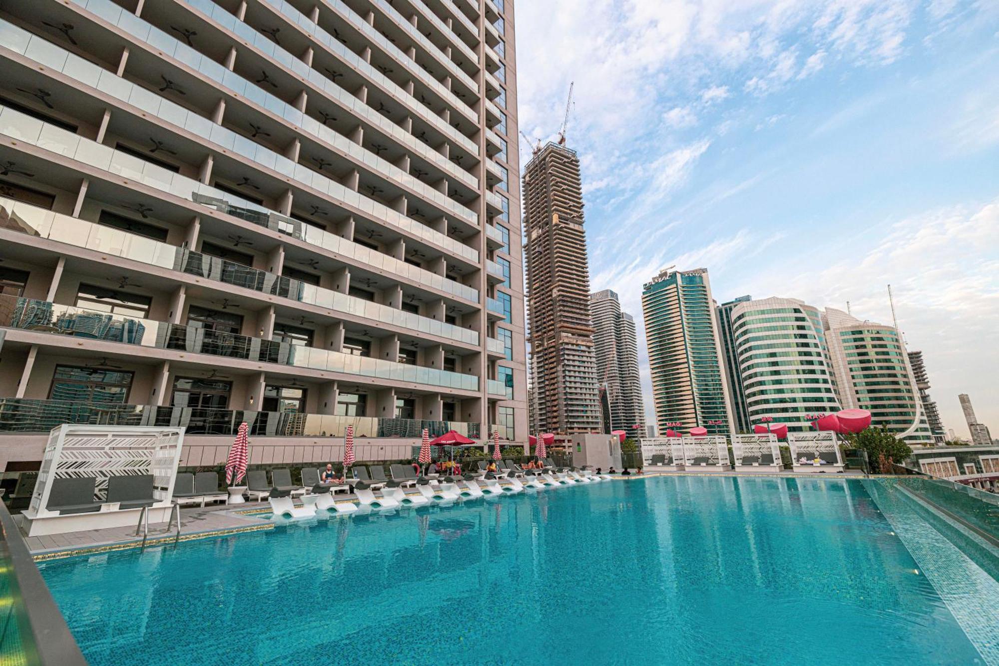 Luxury Near Mall Few Mints Walk Apartment *