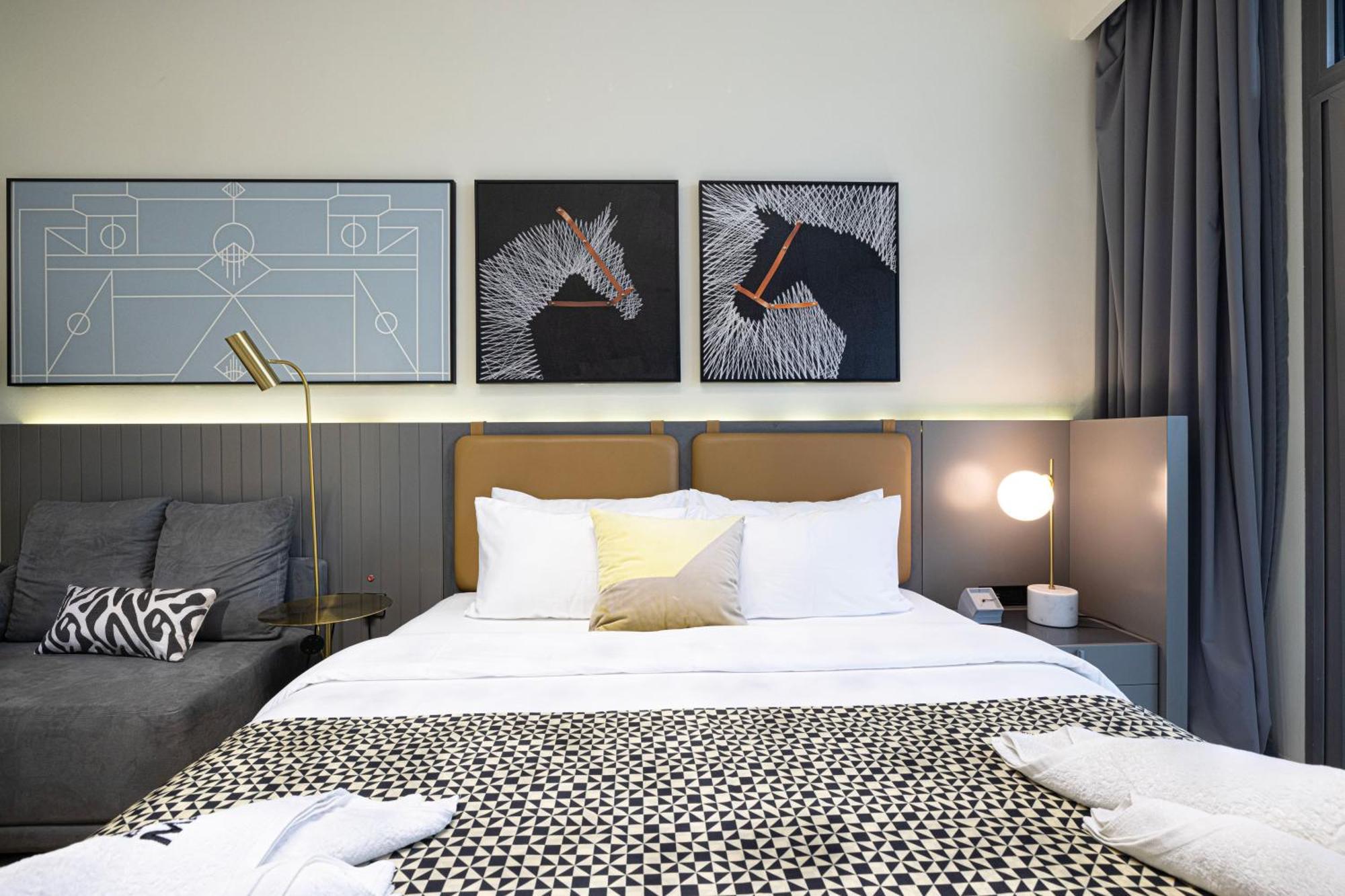 Luxury Near Mall Few Mints Walk Apartment