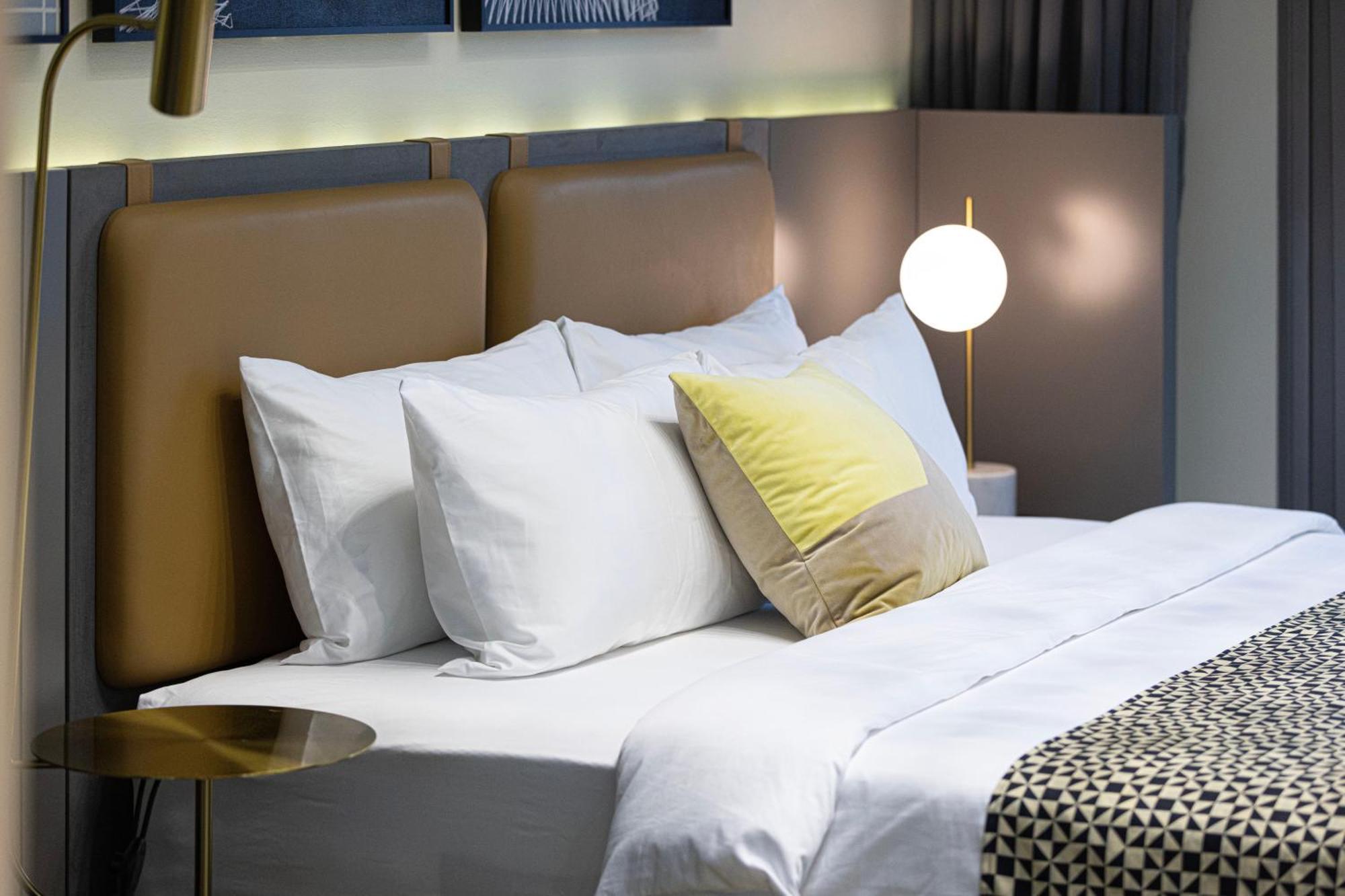 Luxury Near Mall Few Mints Walk Apartment *