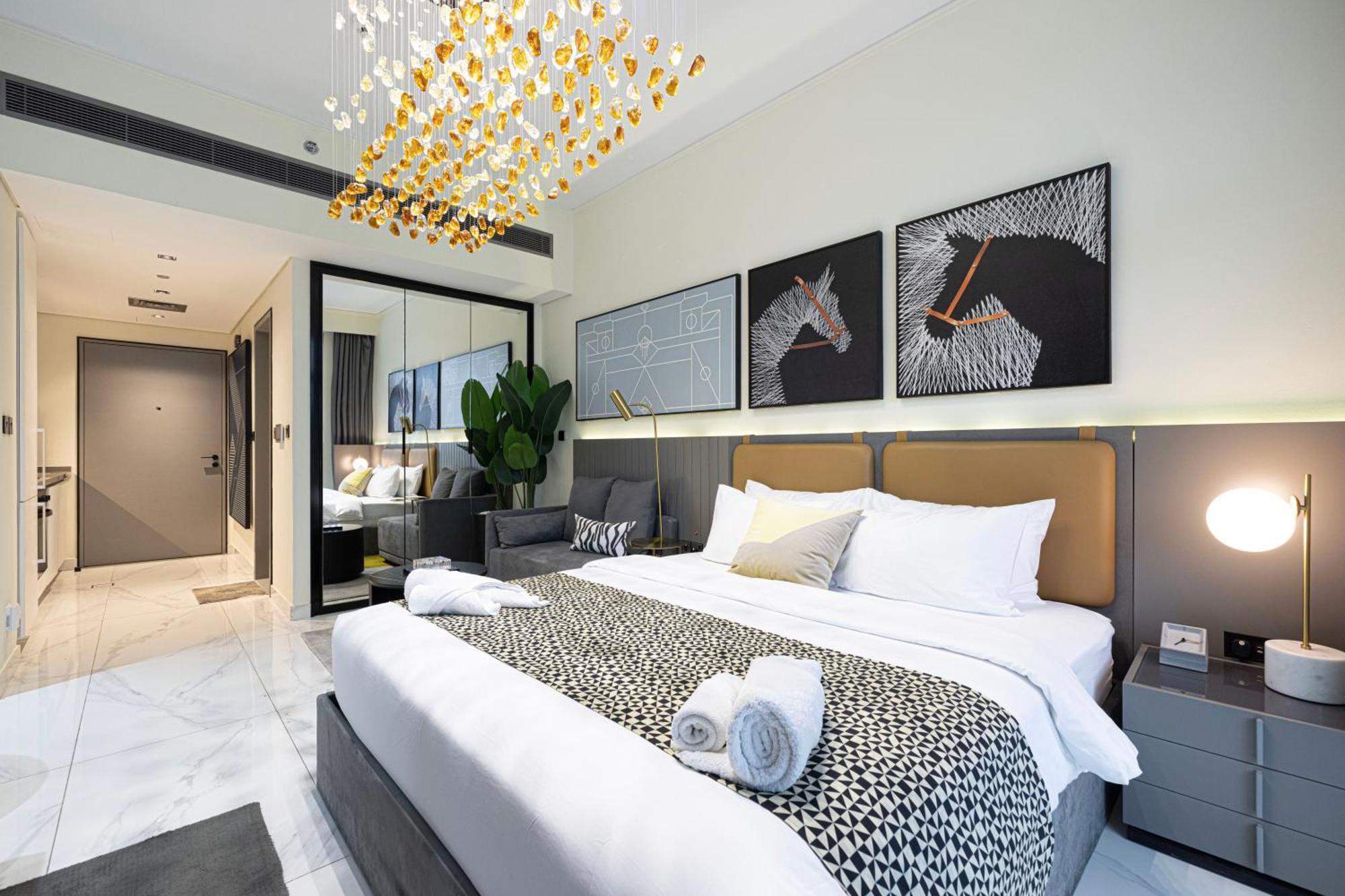 Luxury Near Mall Few Mints Walk *