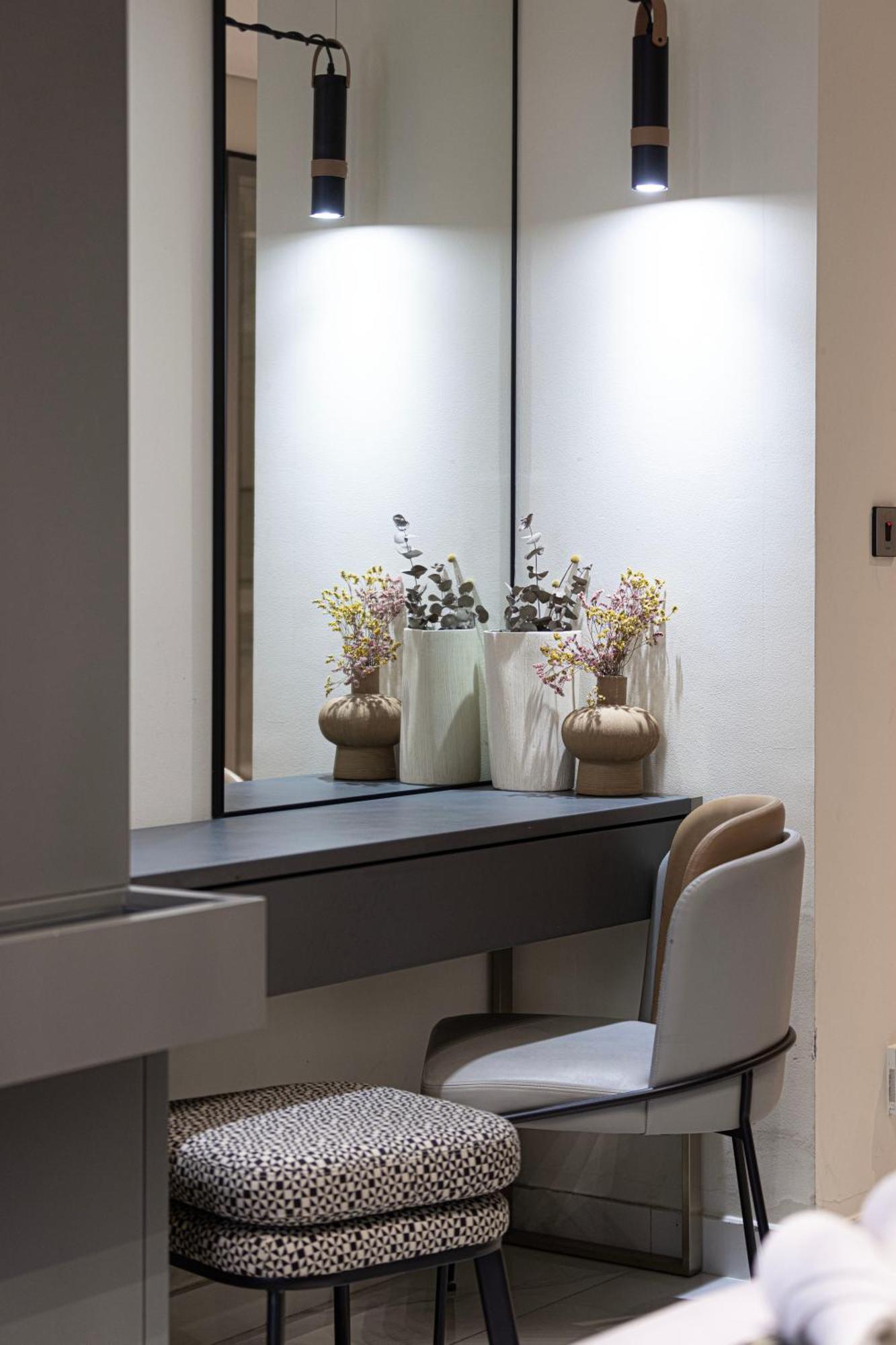 Luxury Near Mall Few Mints Walk Apartment *