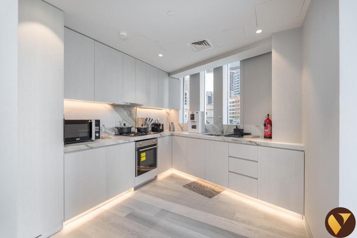 Vogue Condor Star Marina - Fully Renovated, Brand-new One Bedroom With Balcony And Infinity Pool Access Dubai