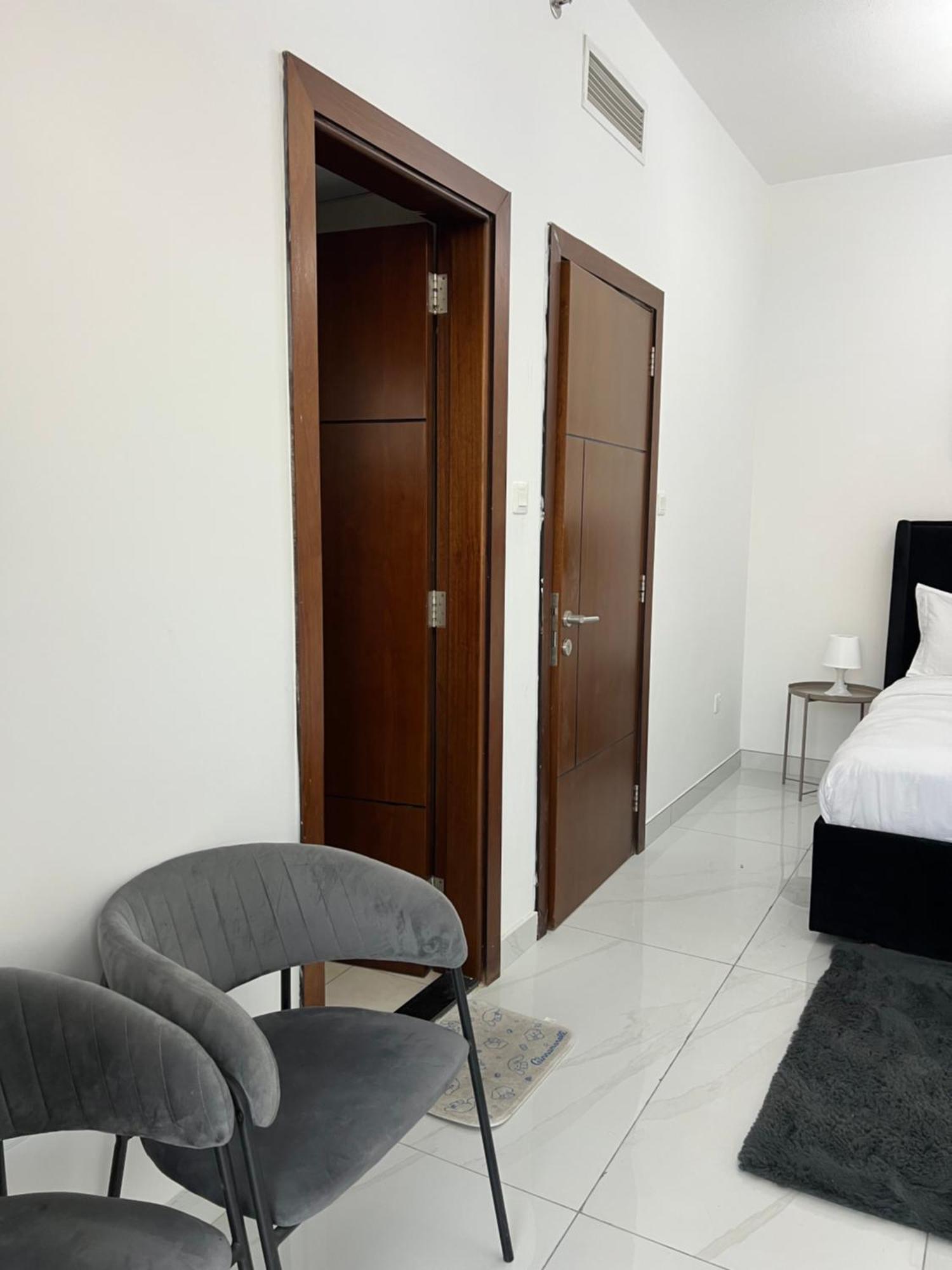 Luxury 1br With Balcony - Pool Apartment Dubai