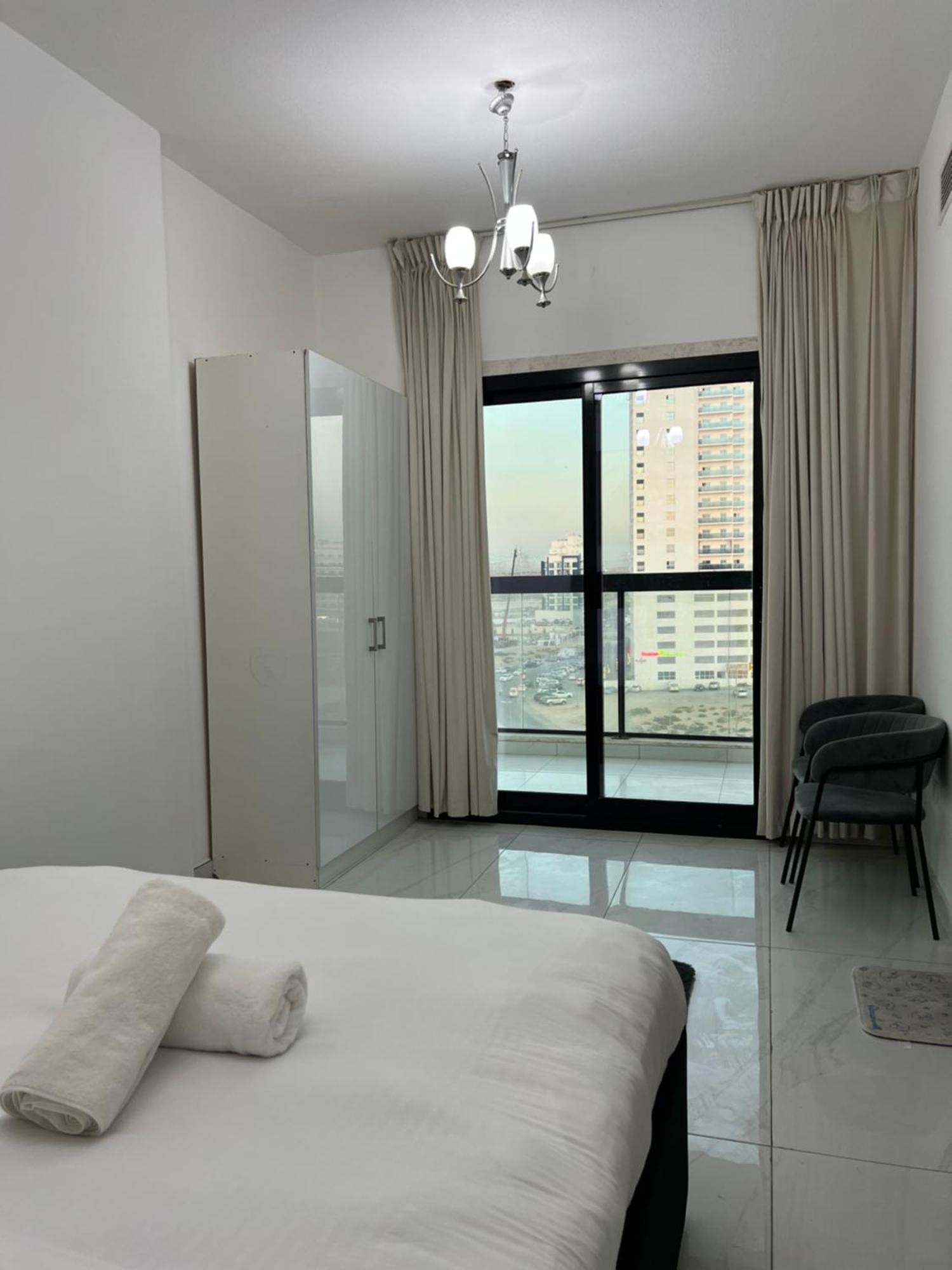 Apartment Luxury 1br With Balcony - Pool Dubai