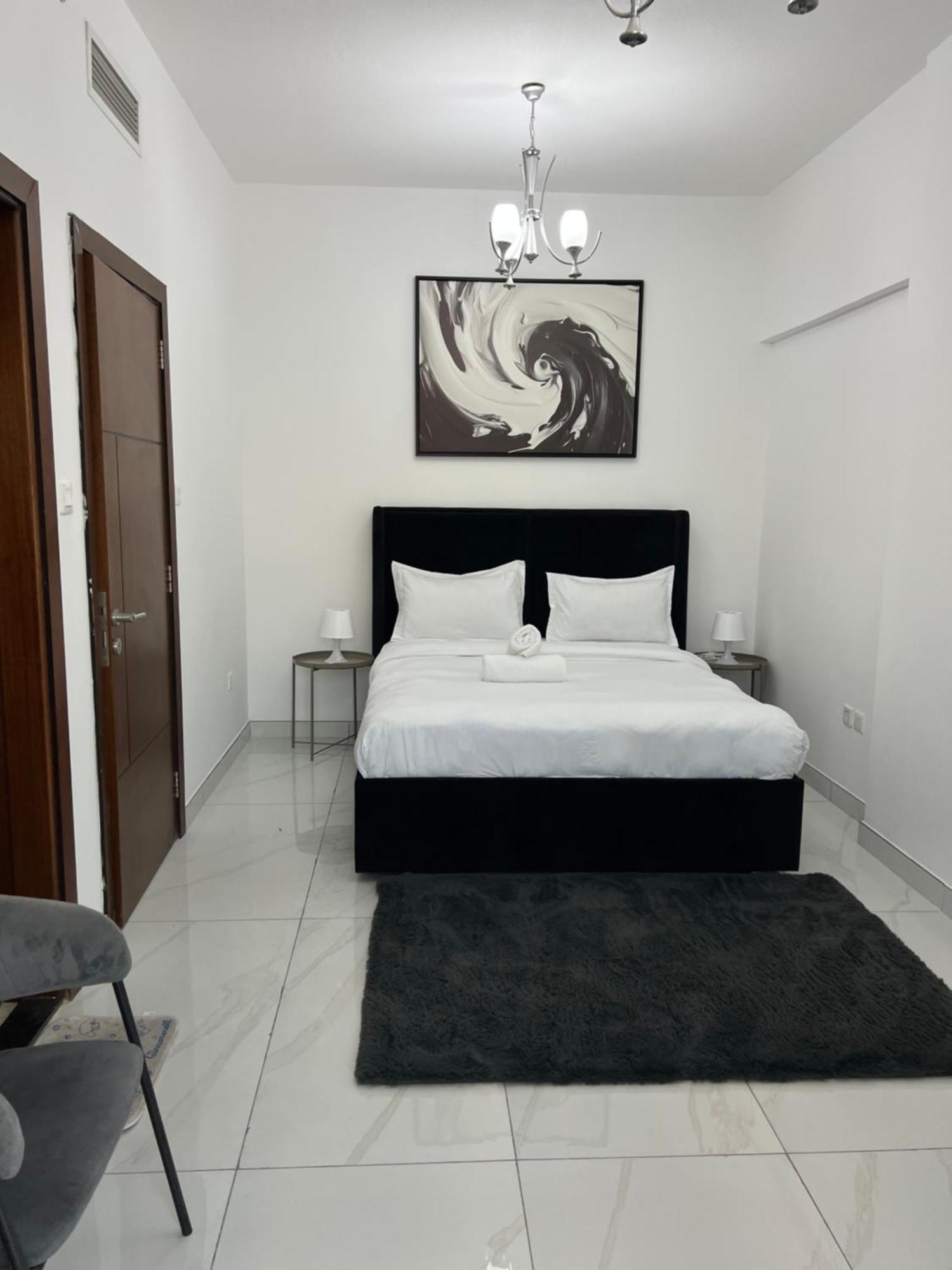 Luxury 1br With Balcony - Pool Apartment *