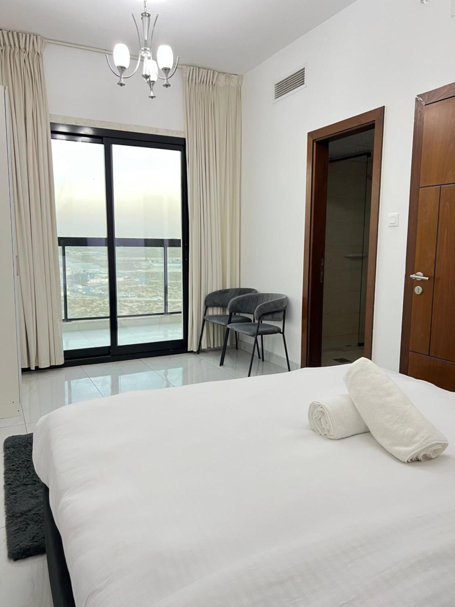 Luxury 1br With Balcony - Pool * Dubai