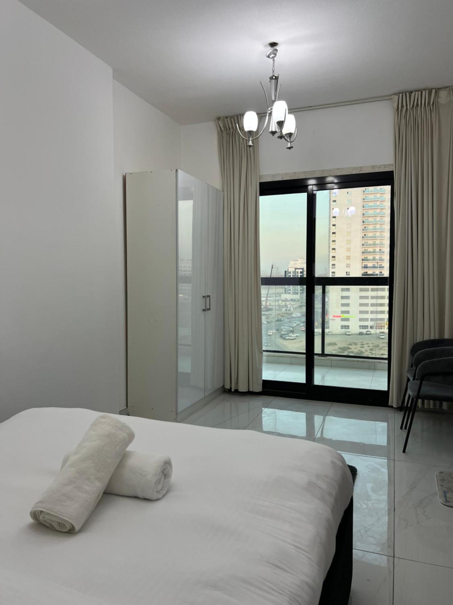 Luxury 1br With Balcony - Pool Apartment Dubai