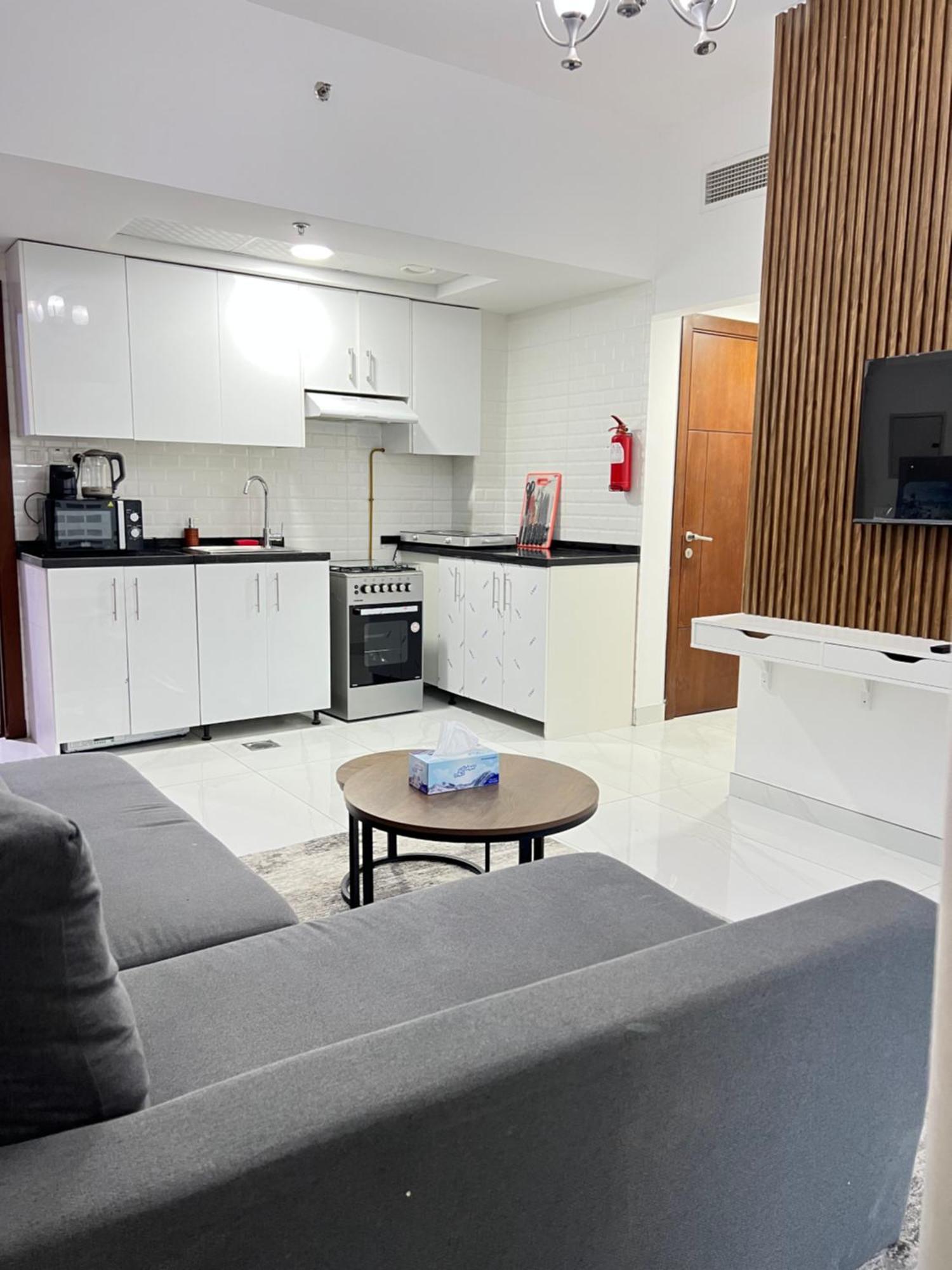 Luxury 1br With Balcony - Pool Dubai