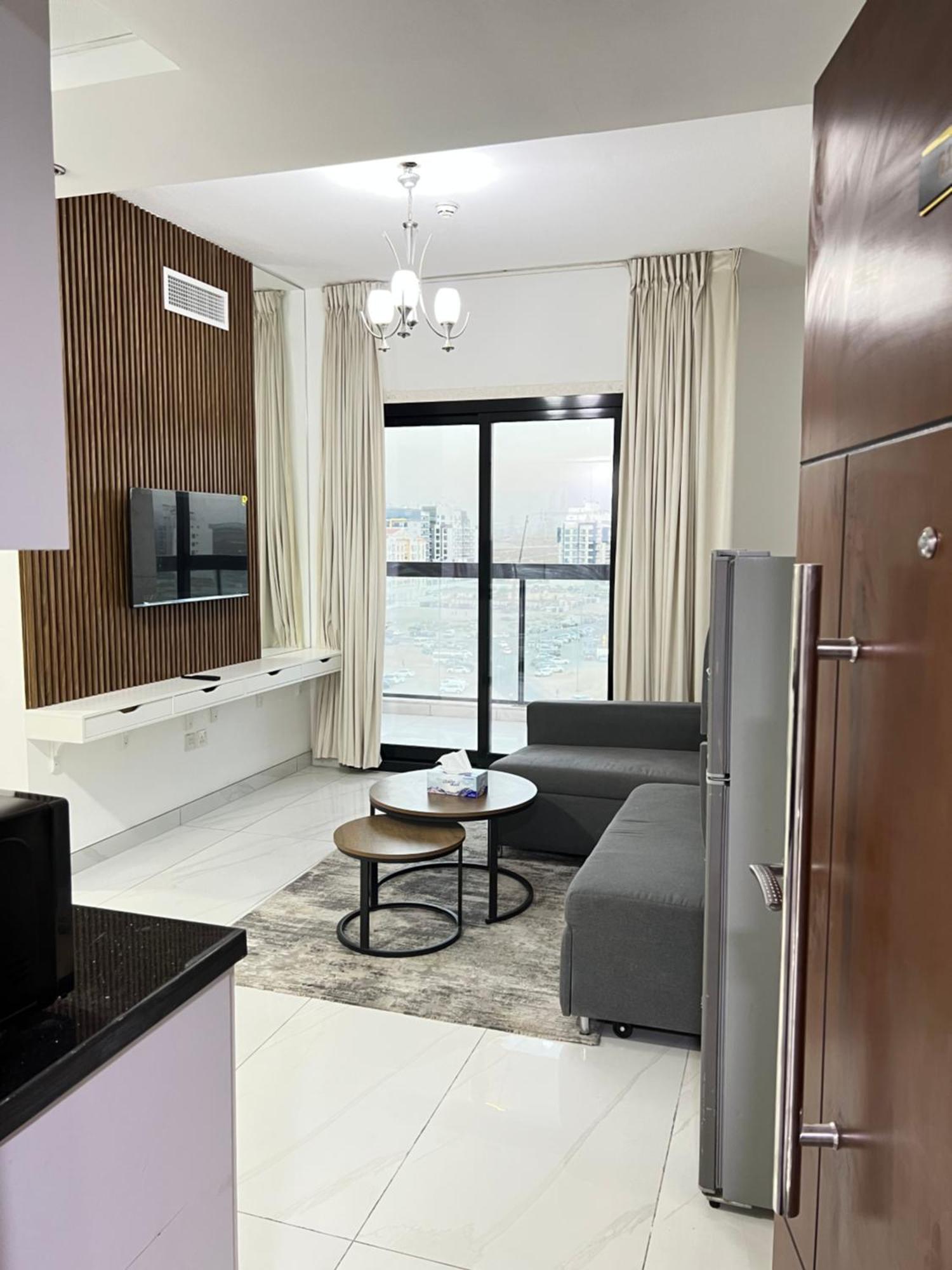 Luxury 1br With Balcony - Pool Apartment