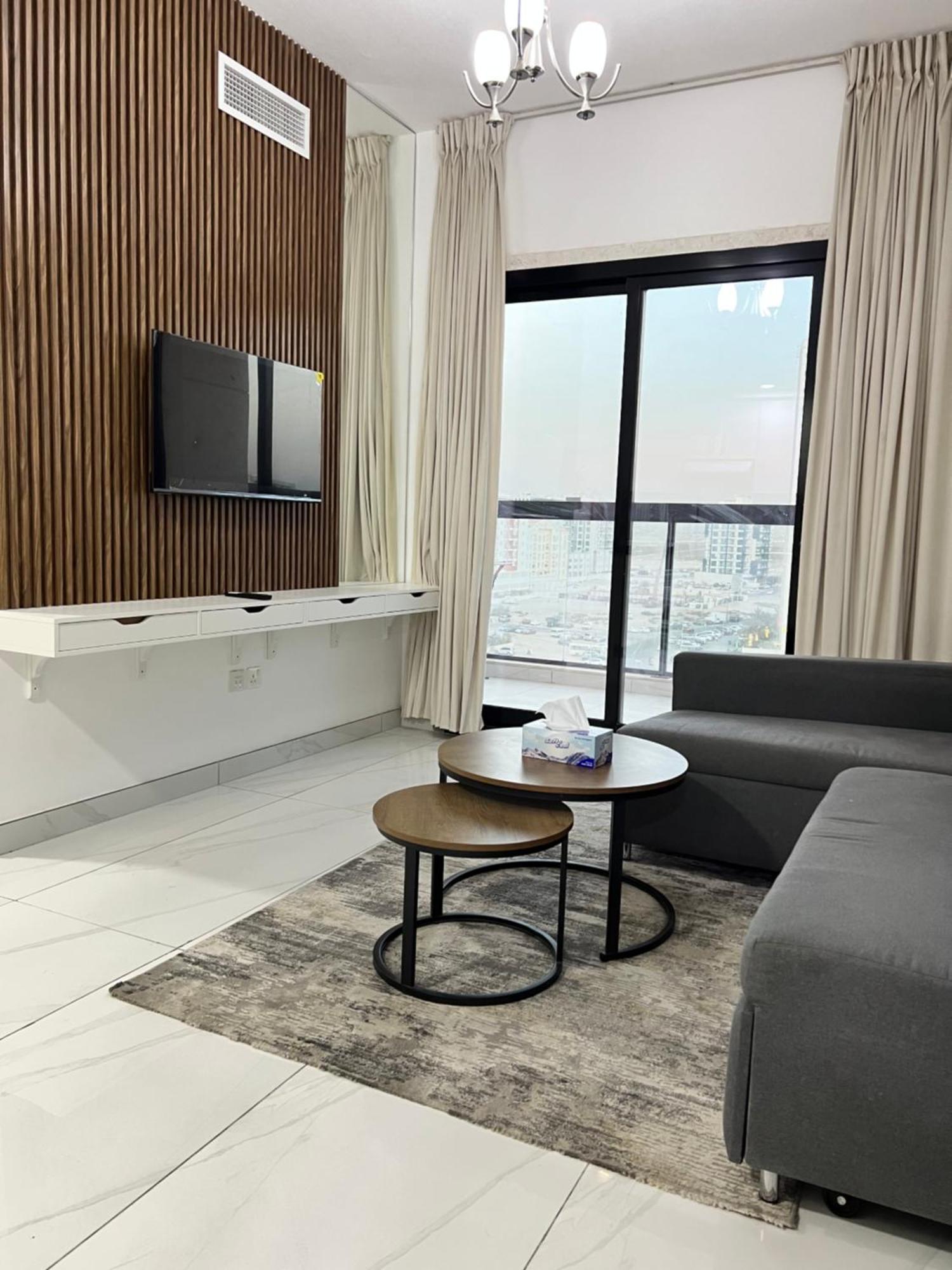 Luxury 1br With Balcony - Pool Apartment