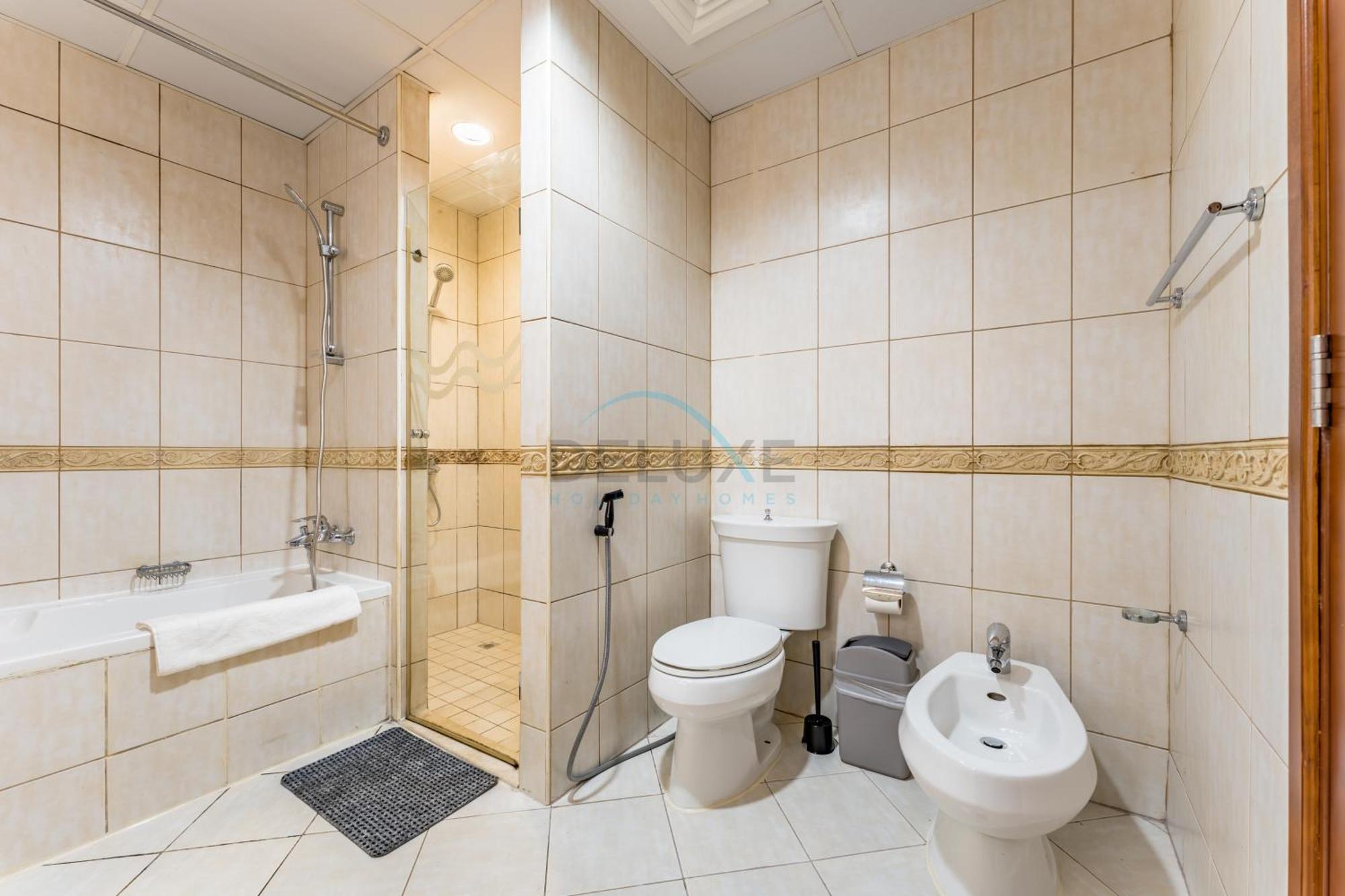 Community View 2br With Private Balcony Near Golf Club, Sherlock House 2, Motor By Deluxe Homes Apartment
