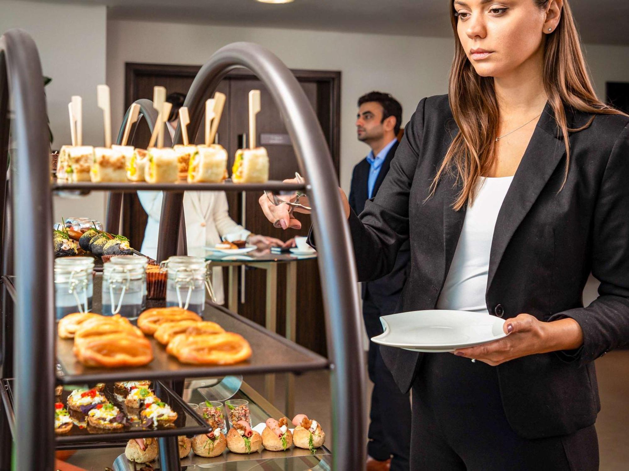 Pullman Jumeirah Lakes Towers 5*