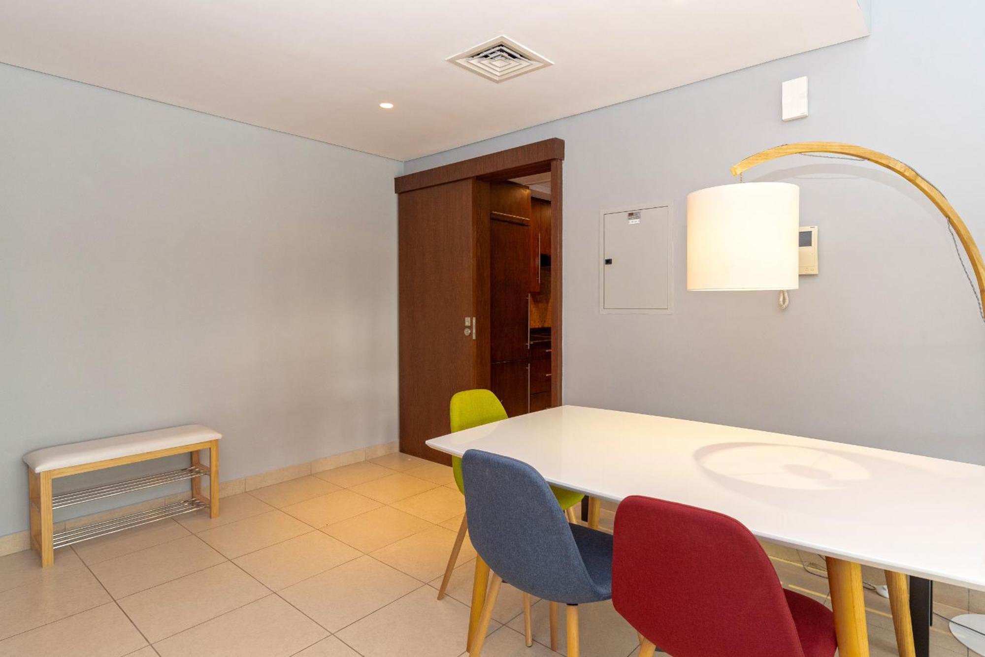 Lovely 1 Bedroom Apartment, Near Mall & Burj Khalifa, Downtown Apartment *