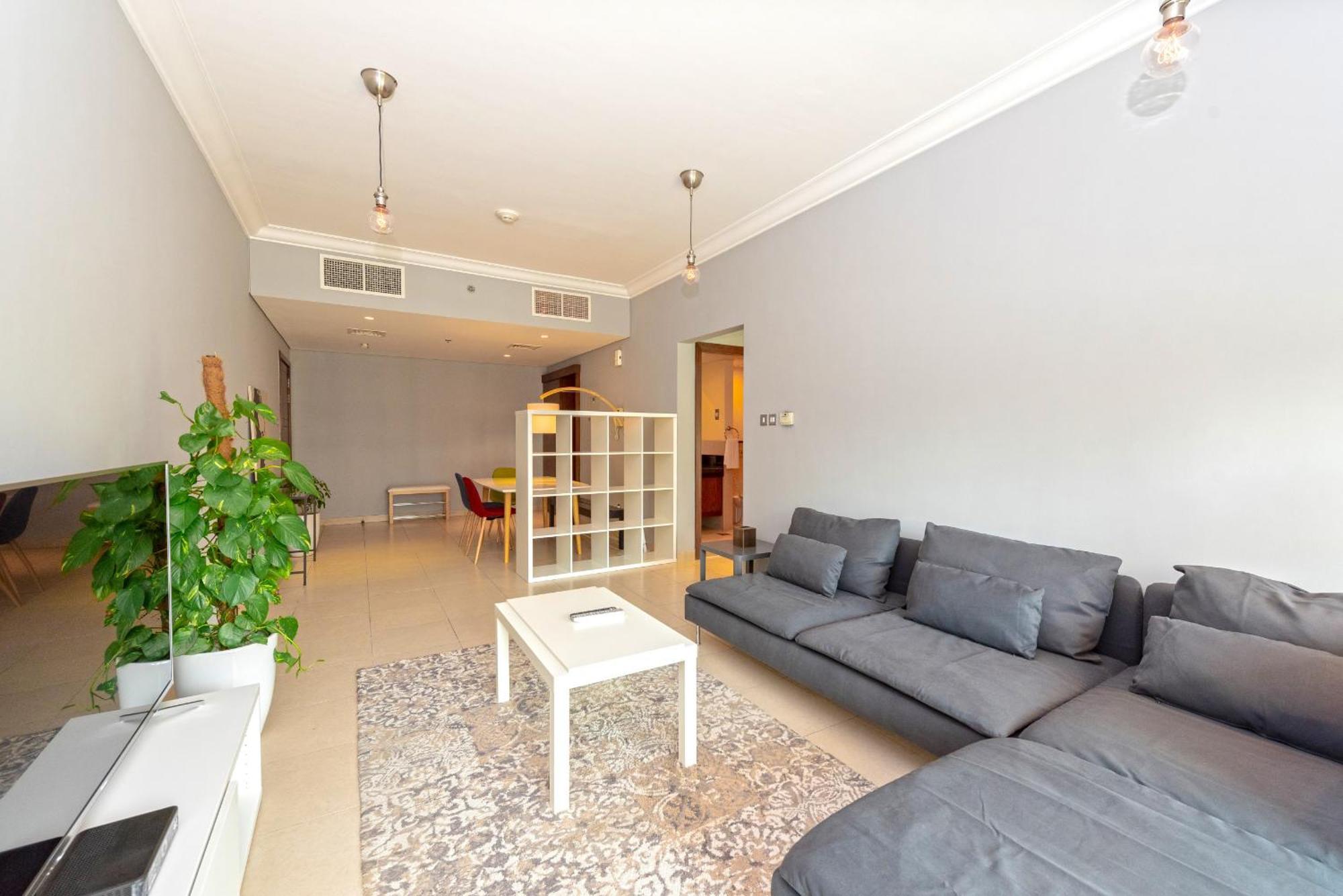 Lovely 1 Bedroom Apartment, Near Mall & Burj Khalifa, Downtown Apartment