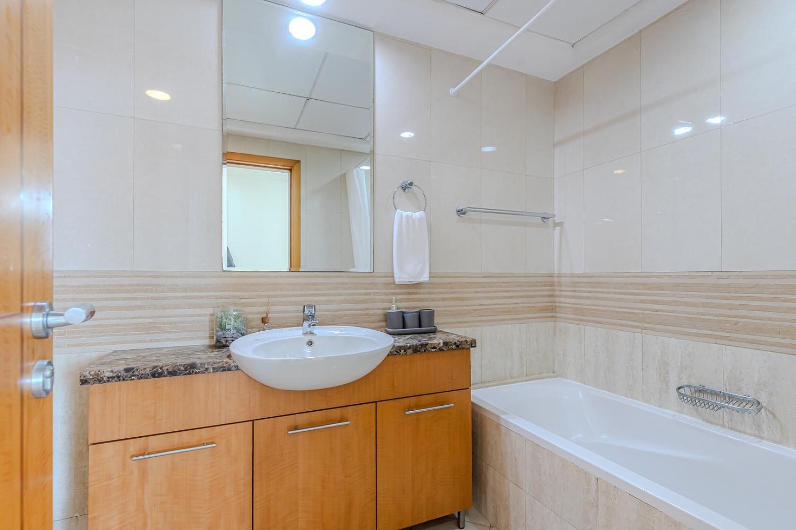Spacious 3bdr In Marina With Office Apartment