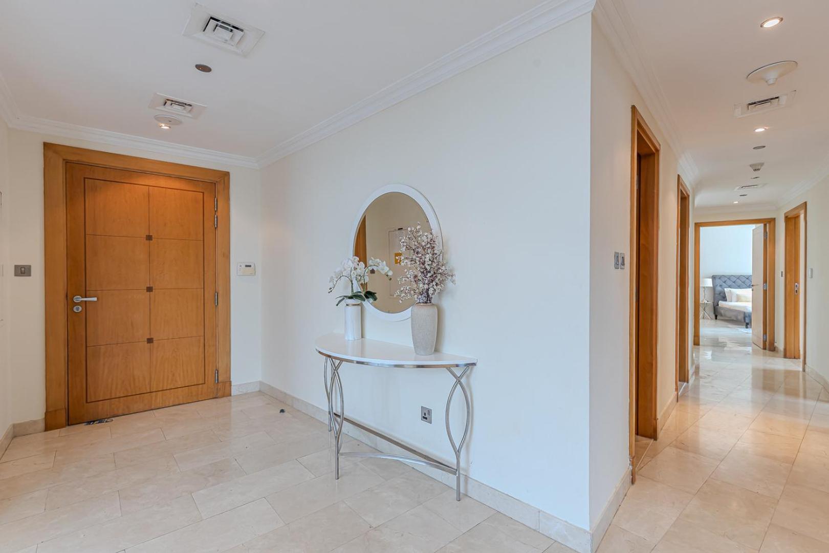 Spacious 3bdr In Marina With Office Apartment
