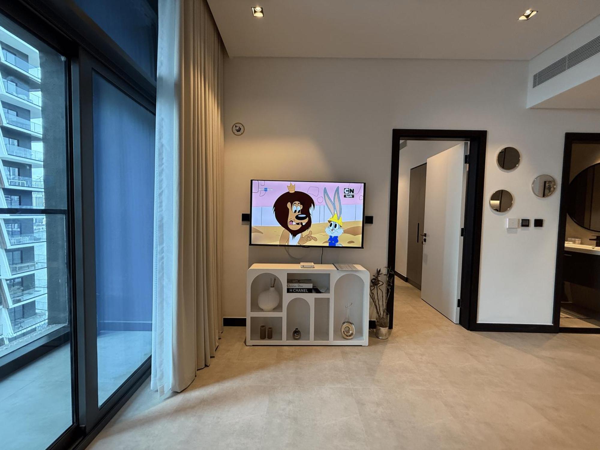 Canal View In Vibrant Business Bay Apartment Dubai