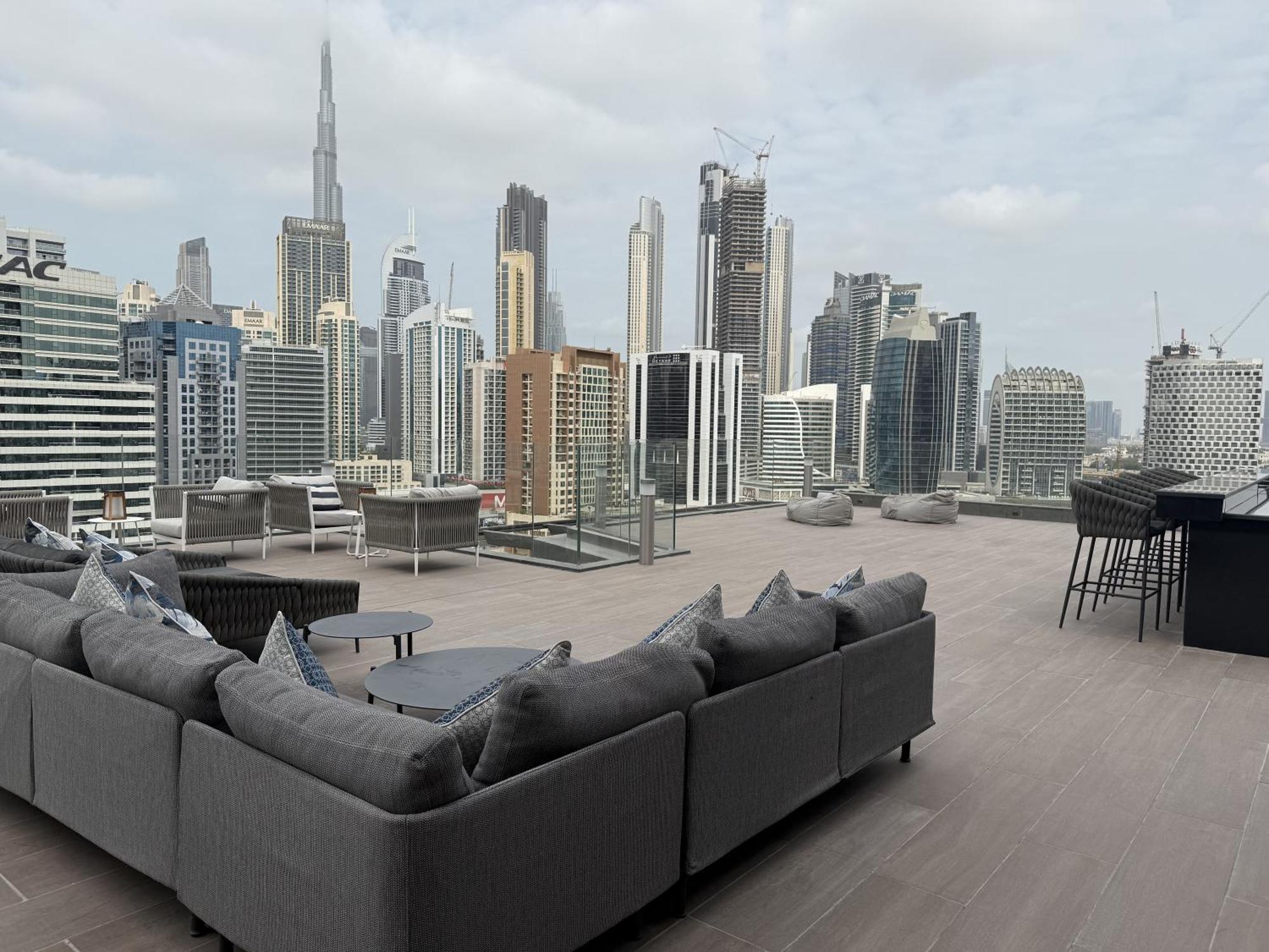 Canal View In Vibrant Business Bay Apartment