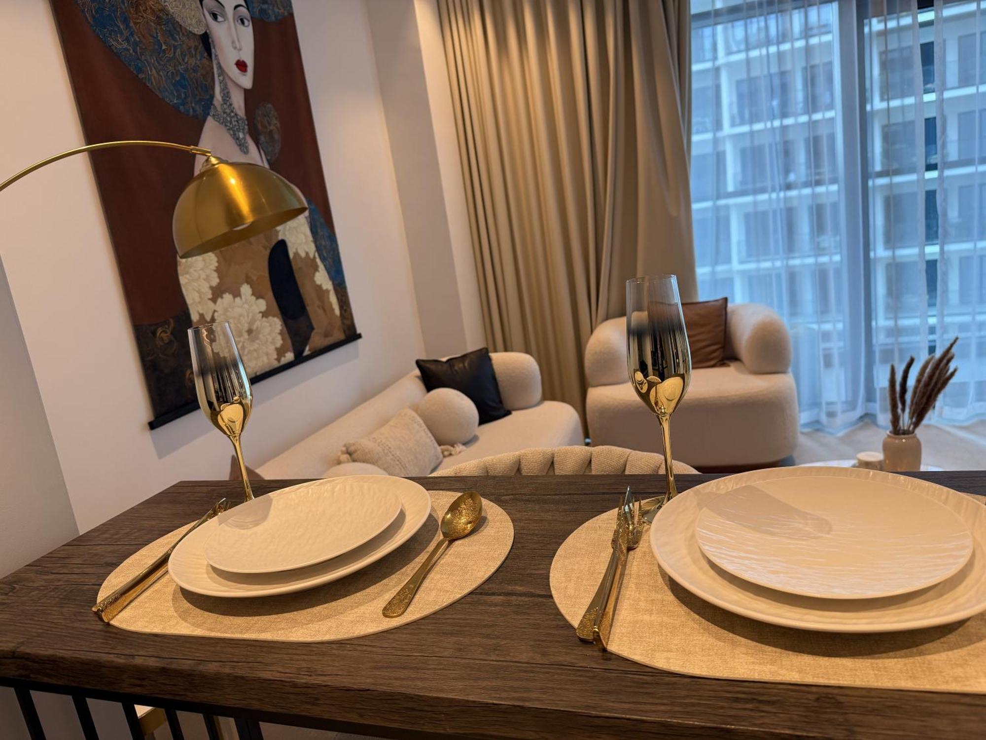 Canal View In Vibrant Business Bay Apartment Dubai