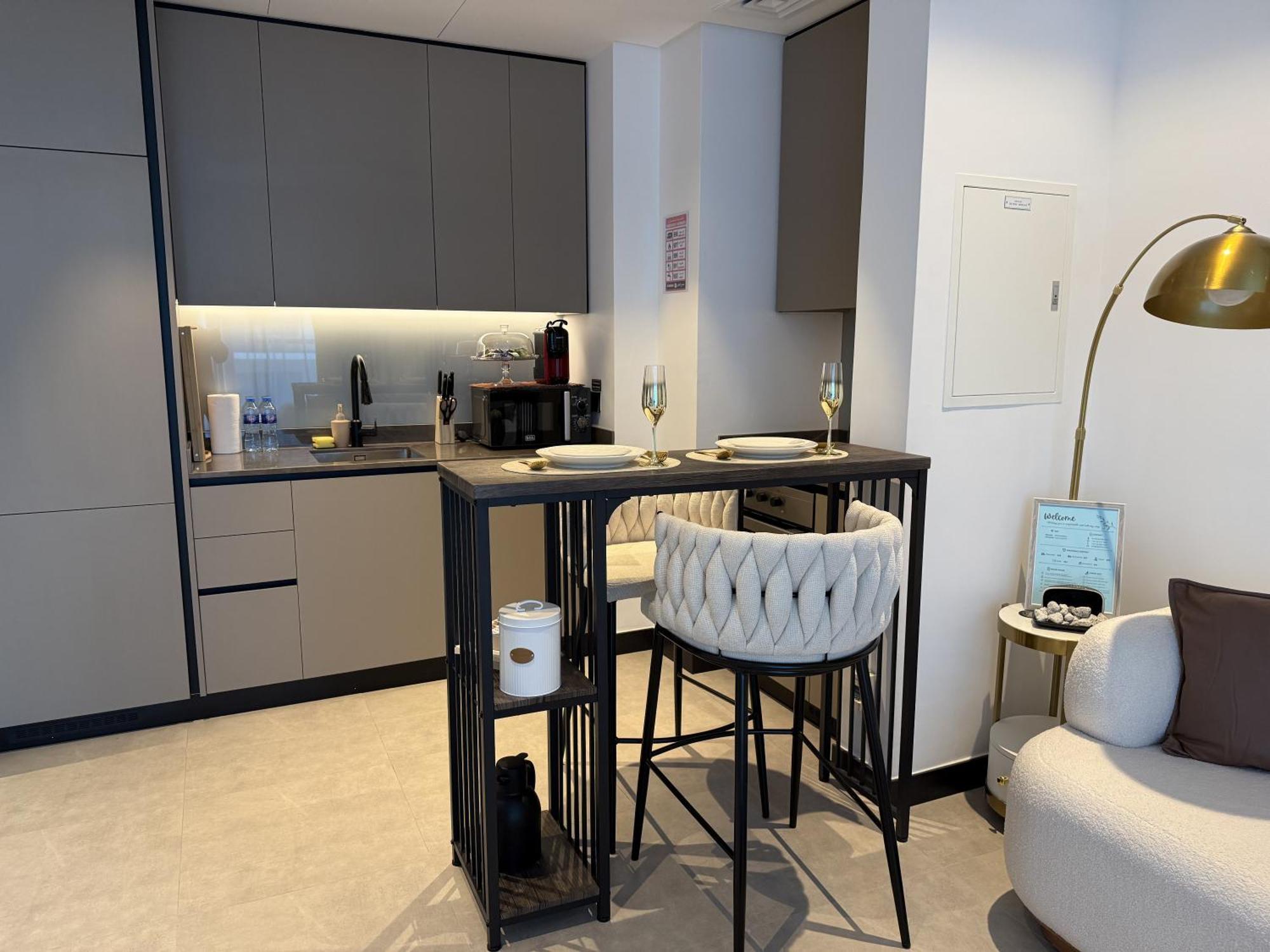 Apartment Canal View In Vibrant Business Bay