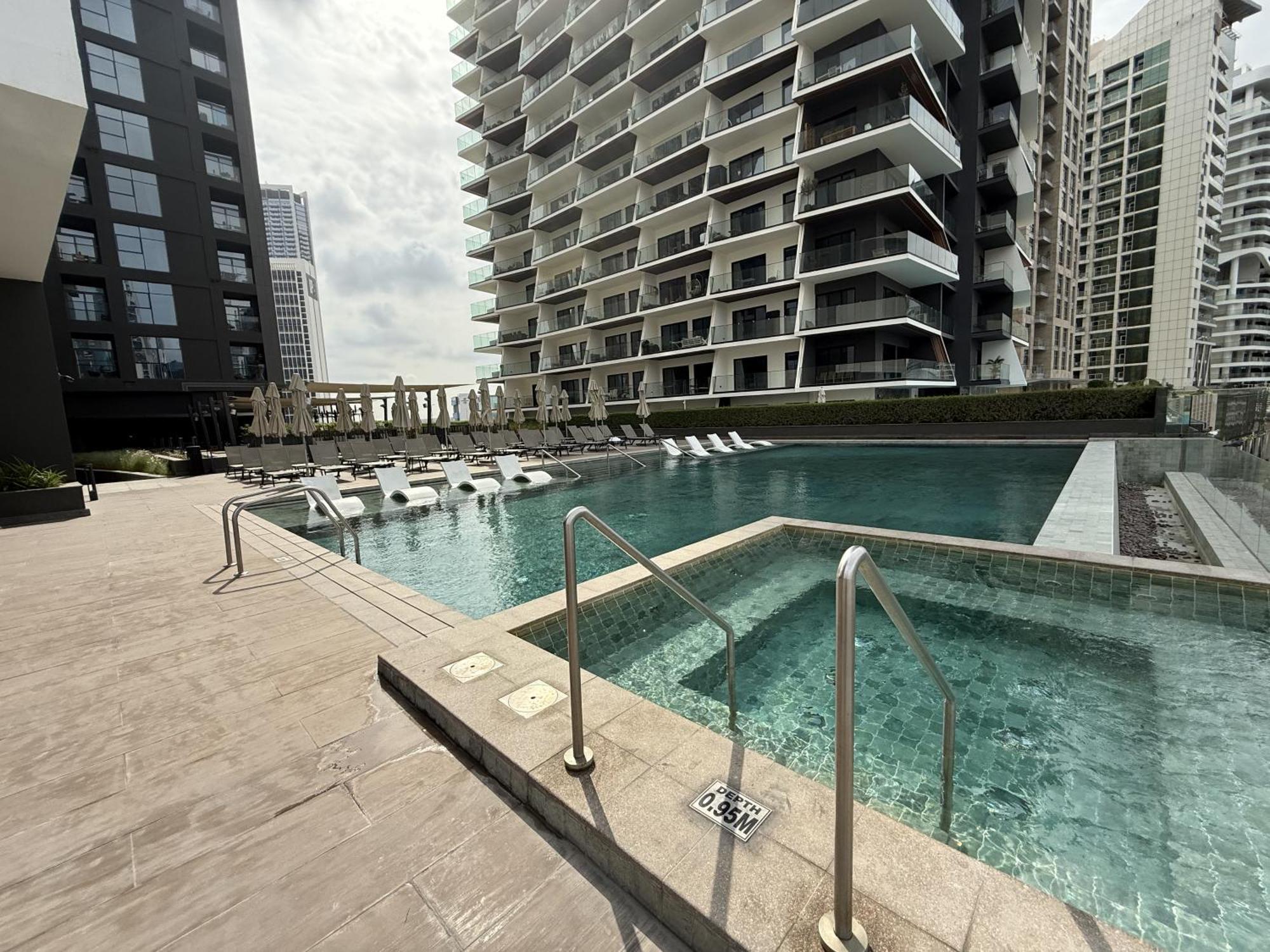 Apartment Canal View In Vibrant Business Bay *
