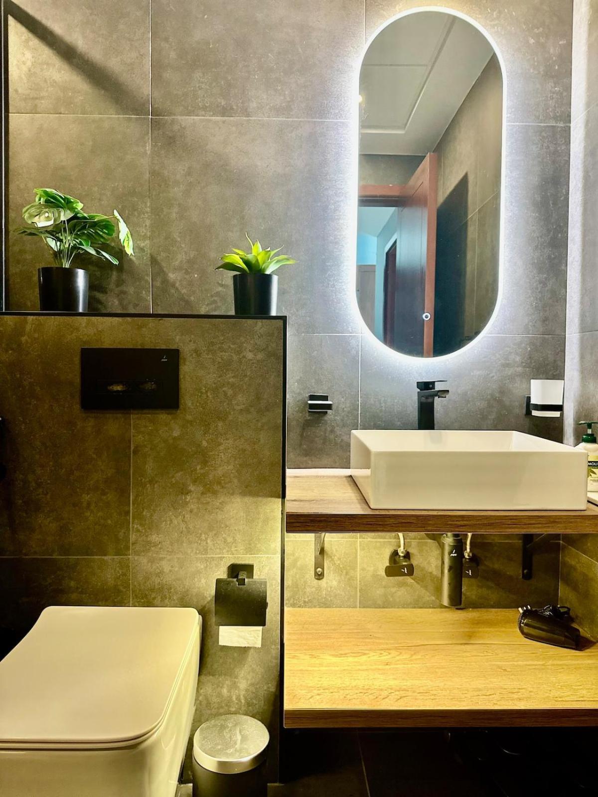 Apartment I Burj Retreat I Piano & Workstation *