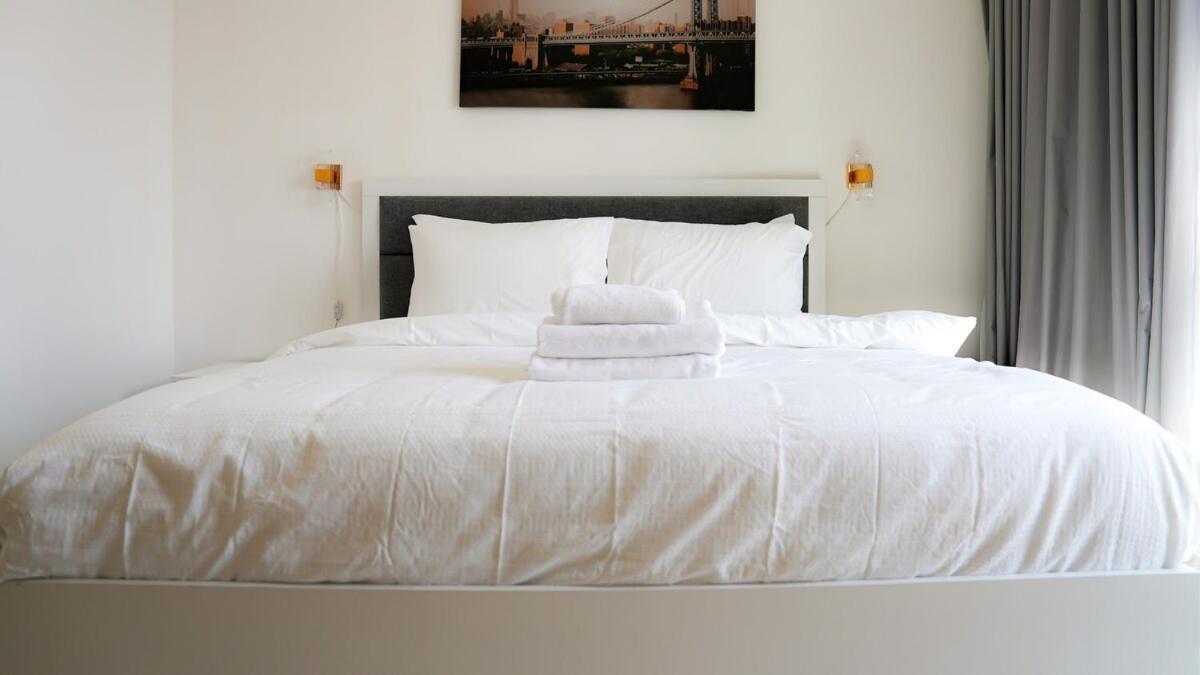 Offers For Burj Royale Condo, Close To Mall Holiday home Dubai