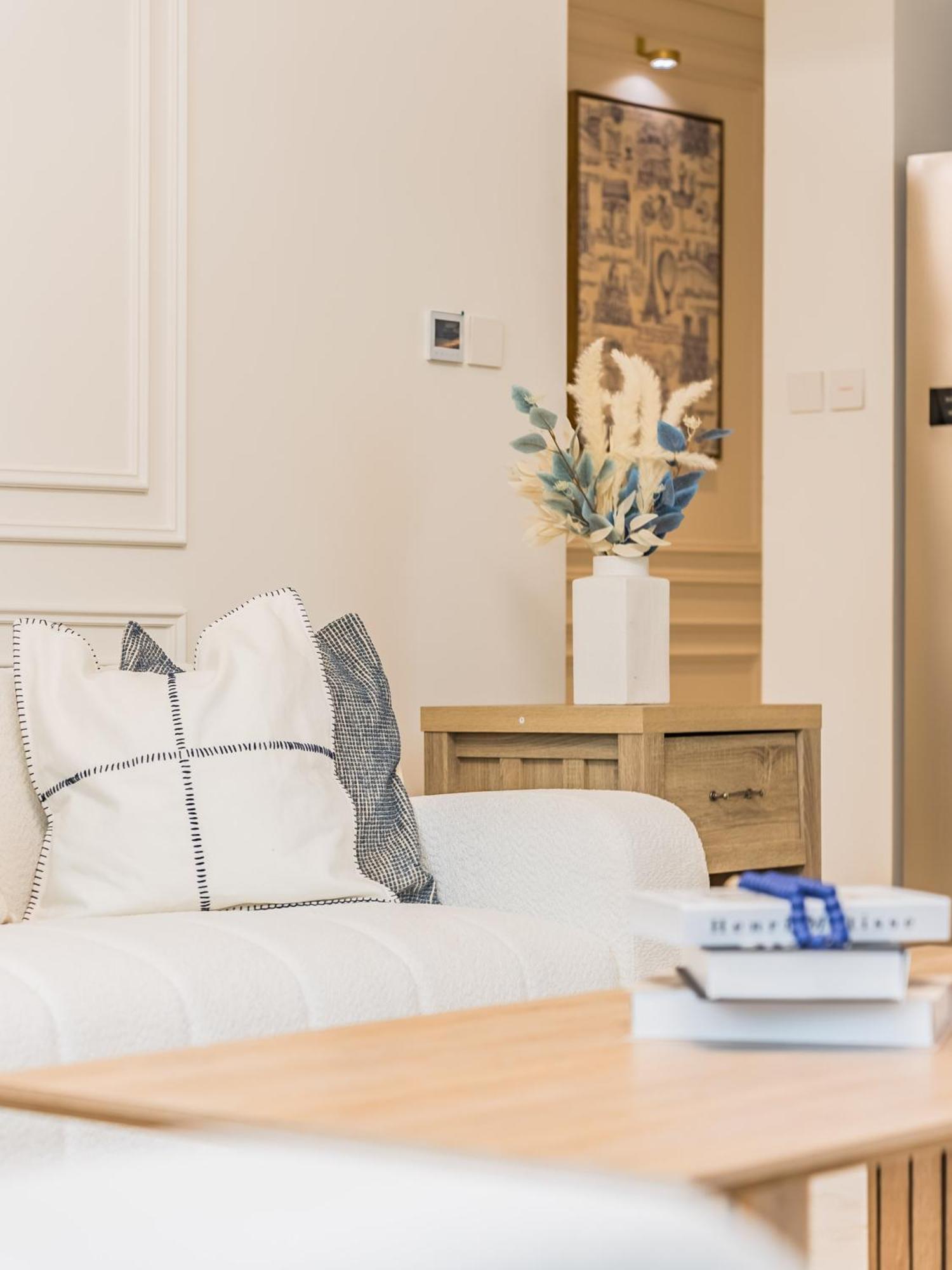 The 'paris' - Stylish 2bd With Burj View Apartment Dubai