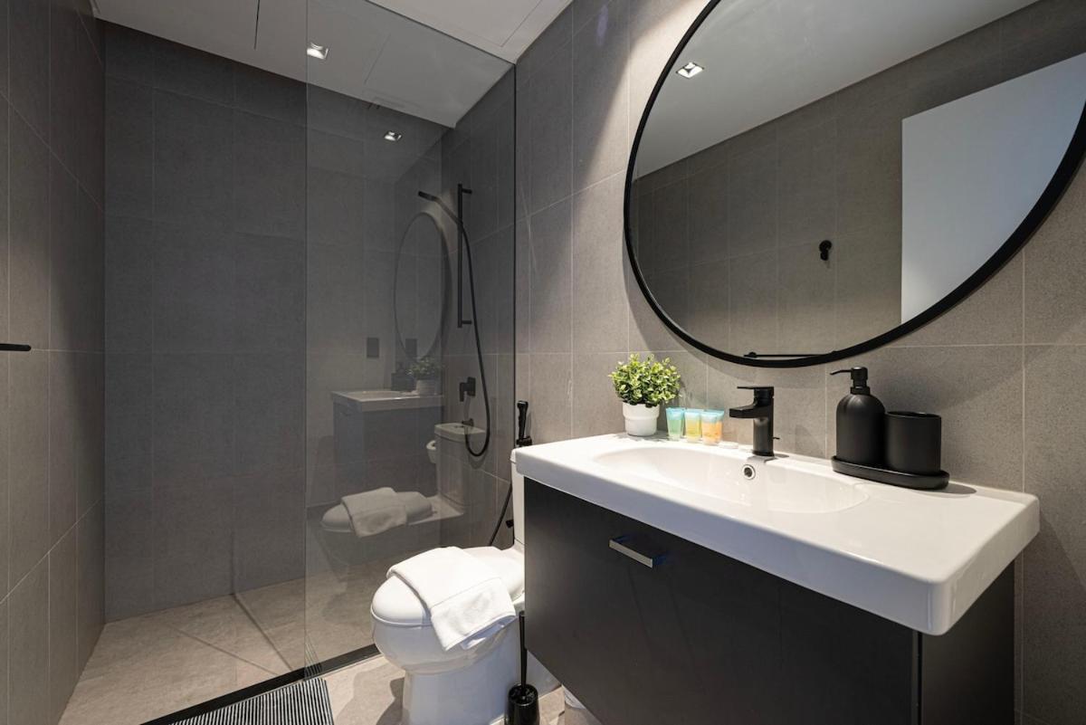 Luxury 2br Burj Khalifa And Canal View Pool Jacuzzi Apartment Dubai