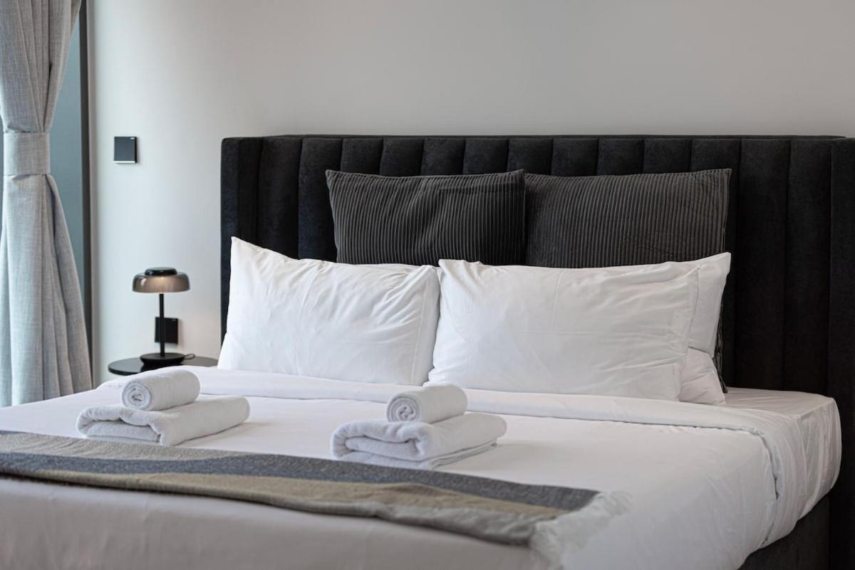 Luxury 2br Burj Khalifa And Canal View Pool Jacuzzi Apartment *