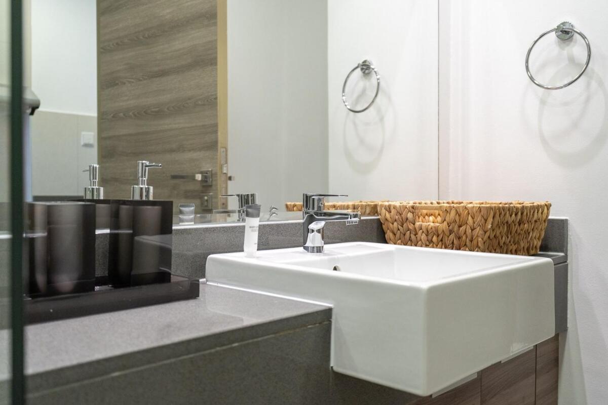 Sophisticated And Serene With Stunning Skyline Views In Jvc Apartment