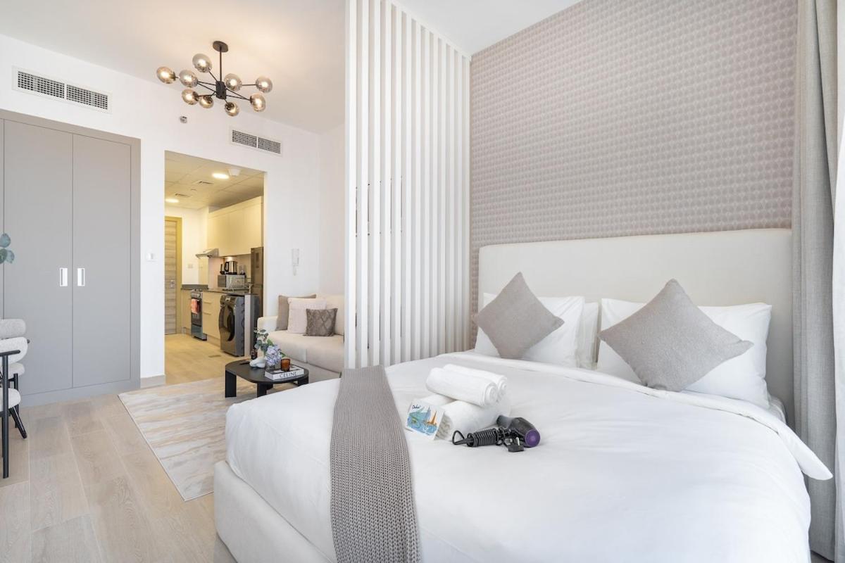 Sophisticated And Serene With Stunning Skyline Views In Jvc Apartment
