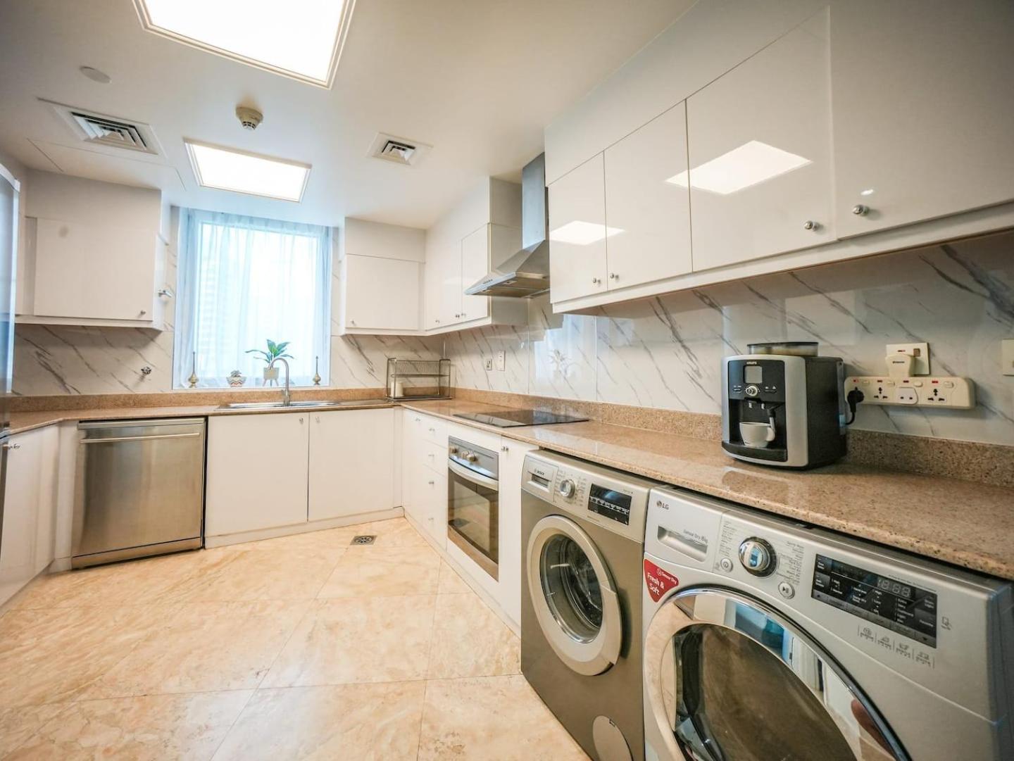 Deluxe 3 Bedroom With Marina & Sea View