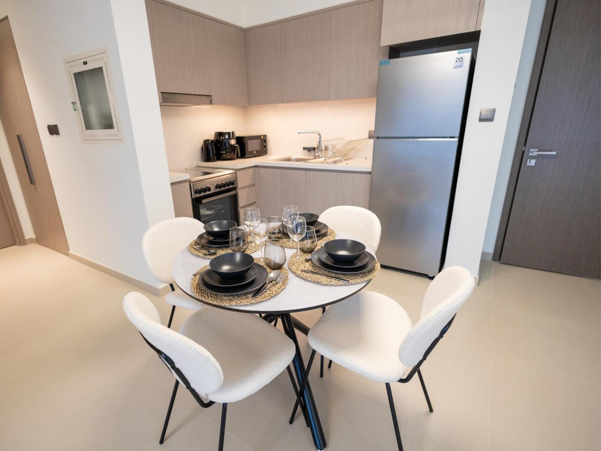 Apartment Mh - Act One Act Two - Downtown - 1bhk - Ref505 *