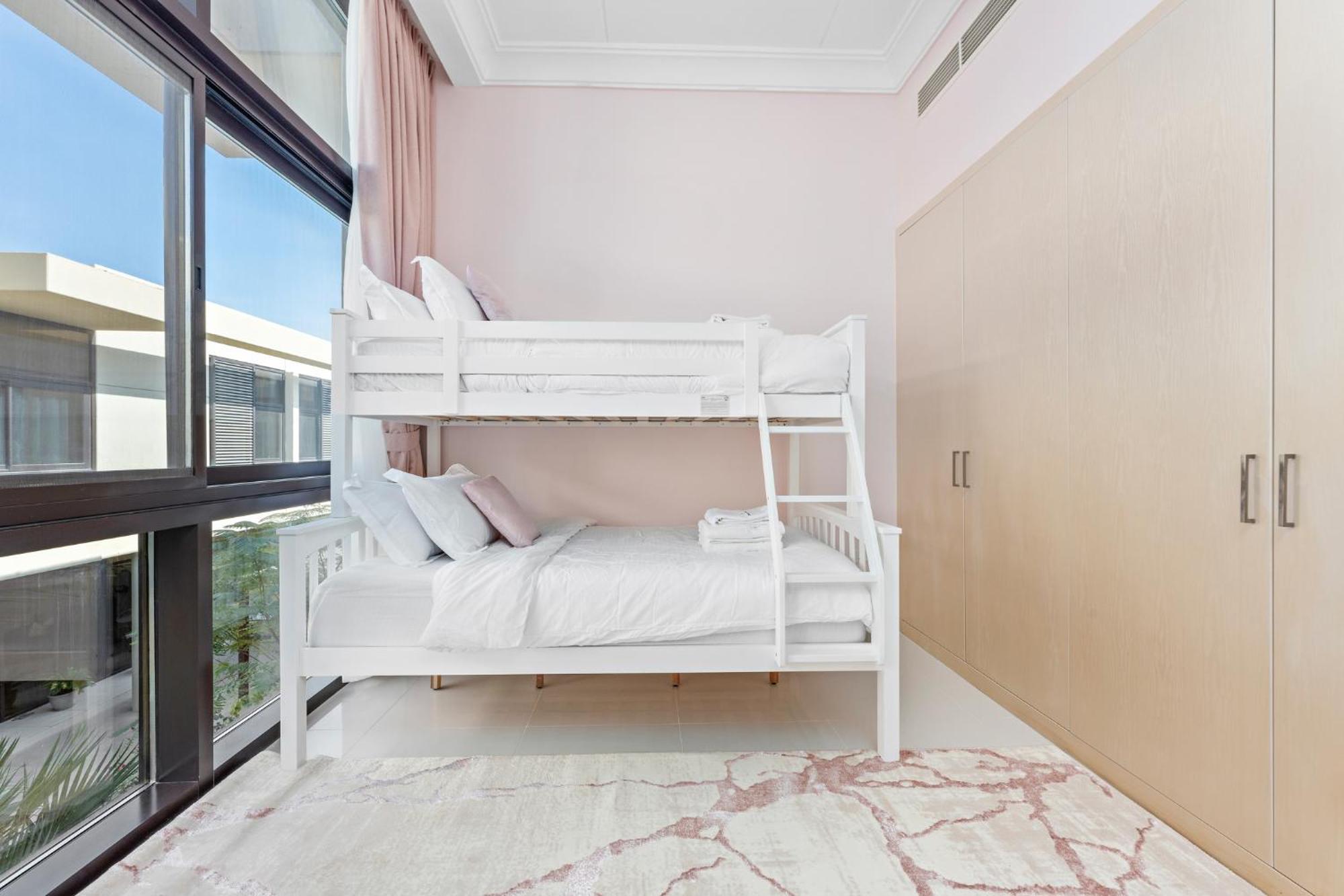 Stonetree - The Modern Family Friendly Pousada Dubai