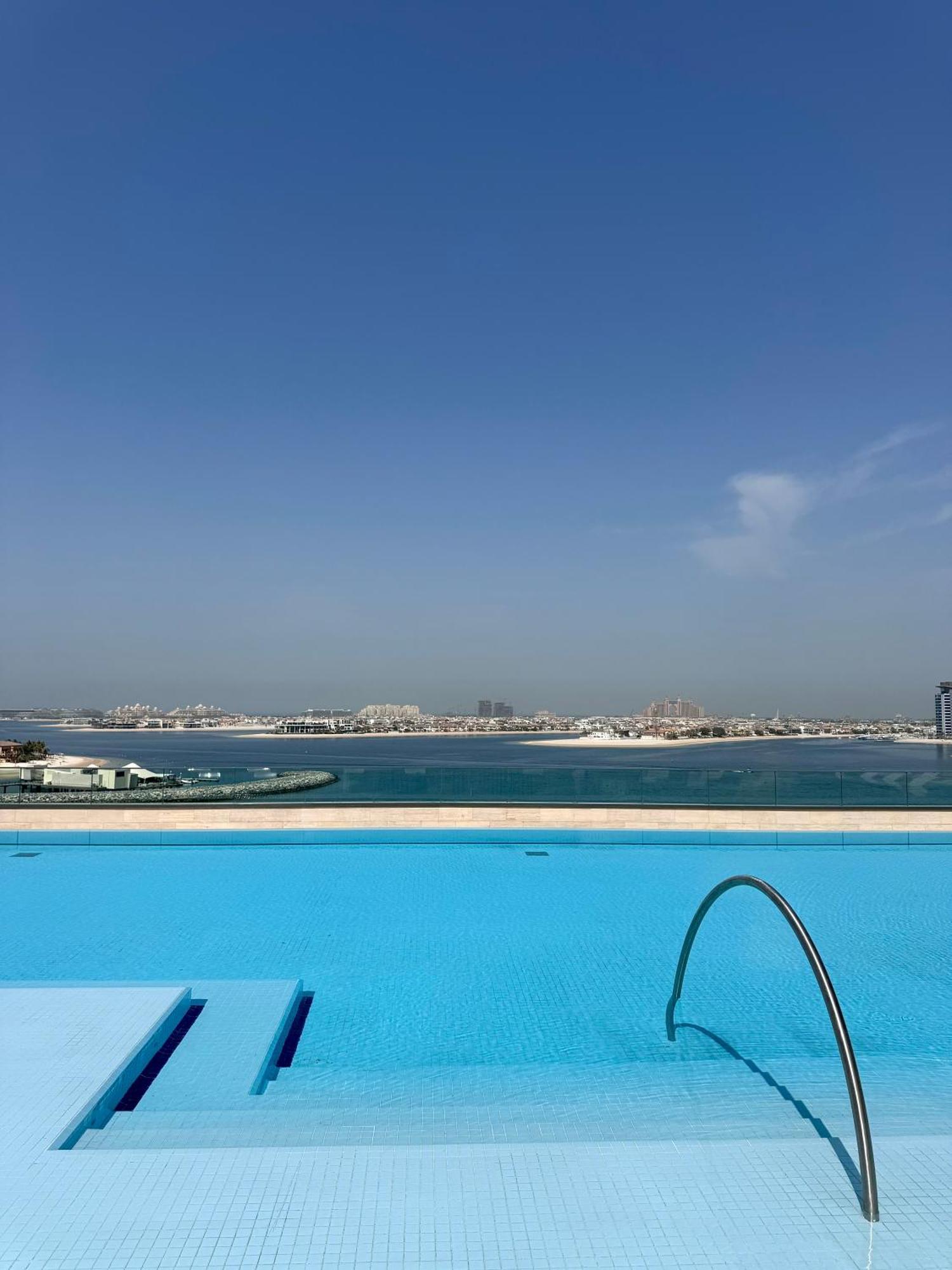 Luxury 2 Bedroom With Sea Views & Private Access Apartment *